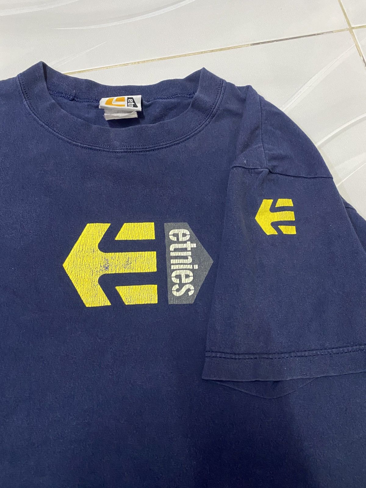 Etnies Women Vintage Etnies Skateboard Tshirt Size M / US 6-8 / IT 42-44 - 4 Thumbnail