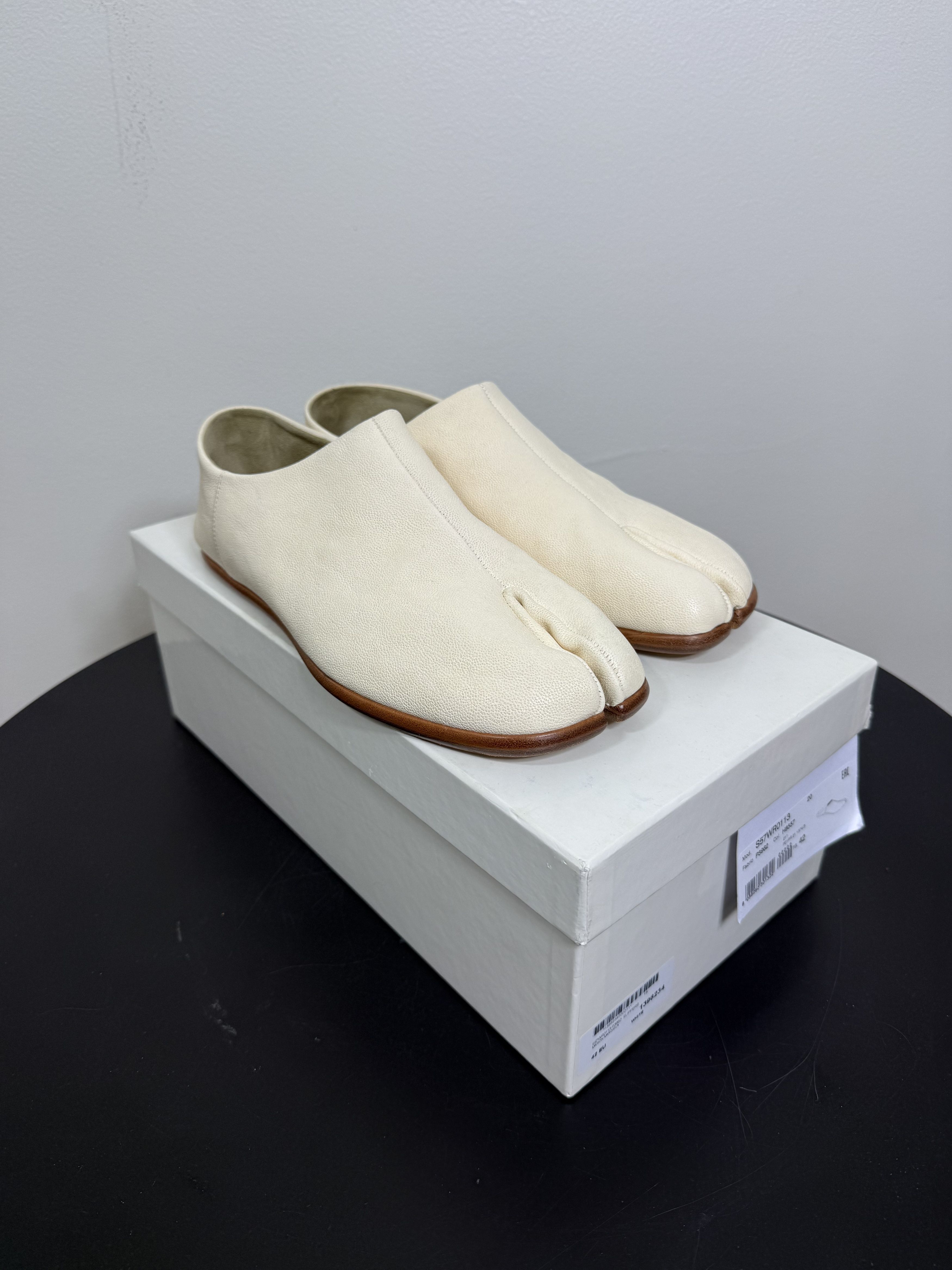 Maison Margiela Tabi Slippers in Tan/White Leather Size US 9 / EU 42 - 1 Thumbnail