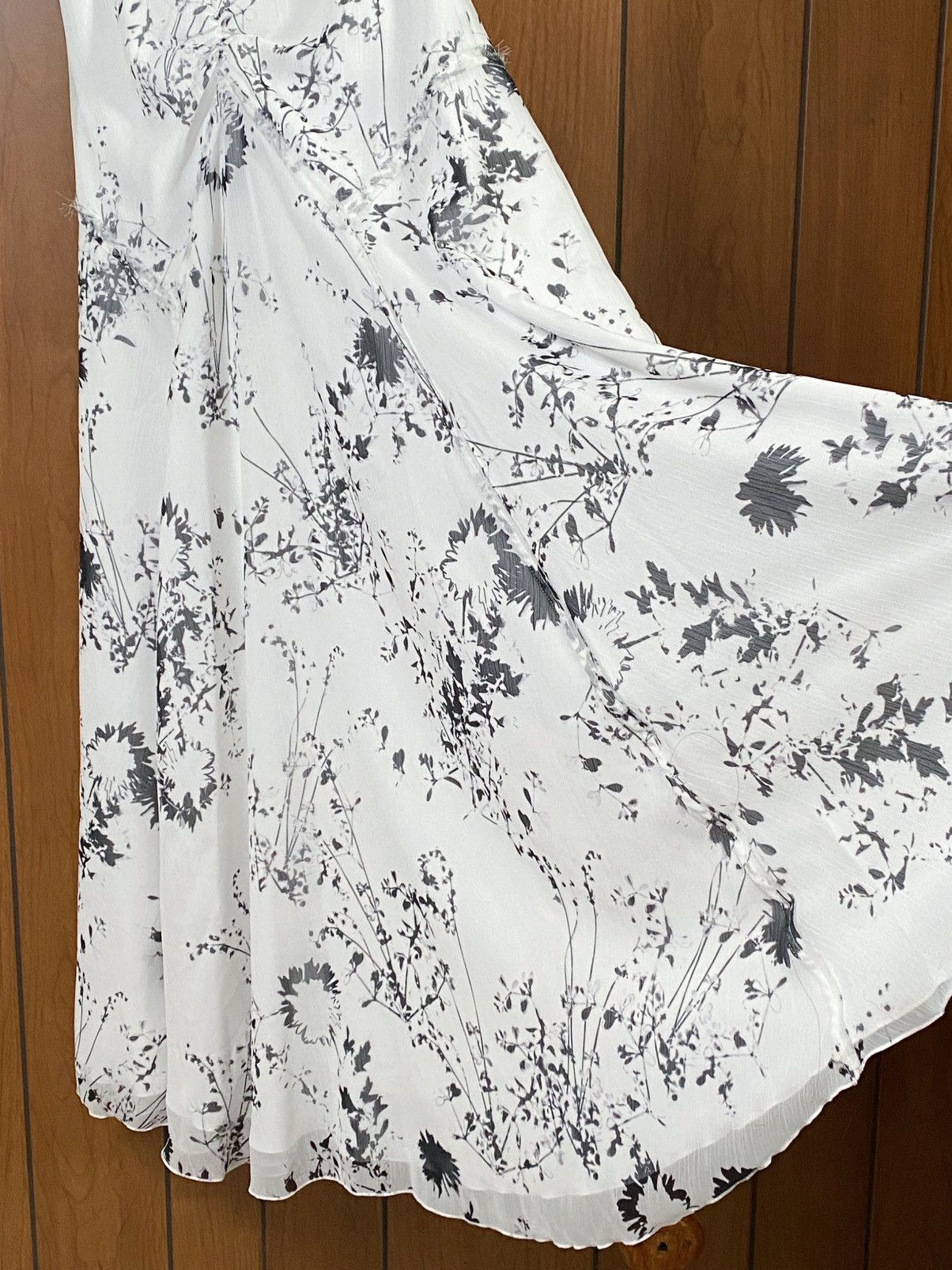 Victoria Beckham Victoria Beckham Floaty Floral Print Godet Midi Dress size 0 Size XS / US 0-2 / IT 36-38 - 14 Thumbnail
