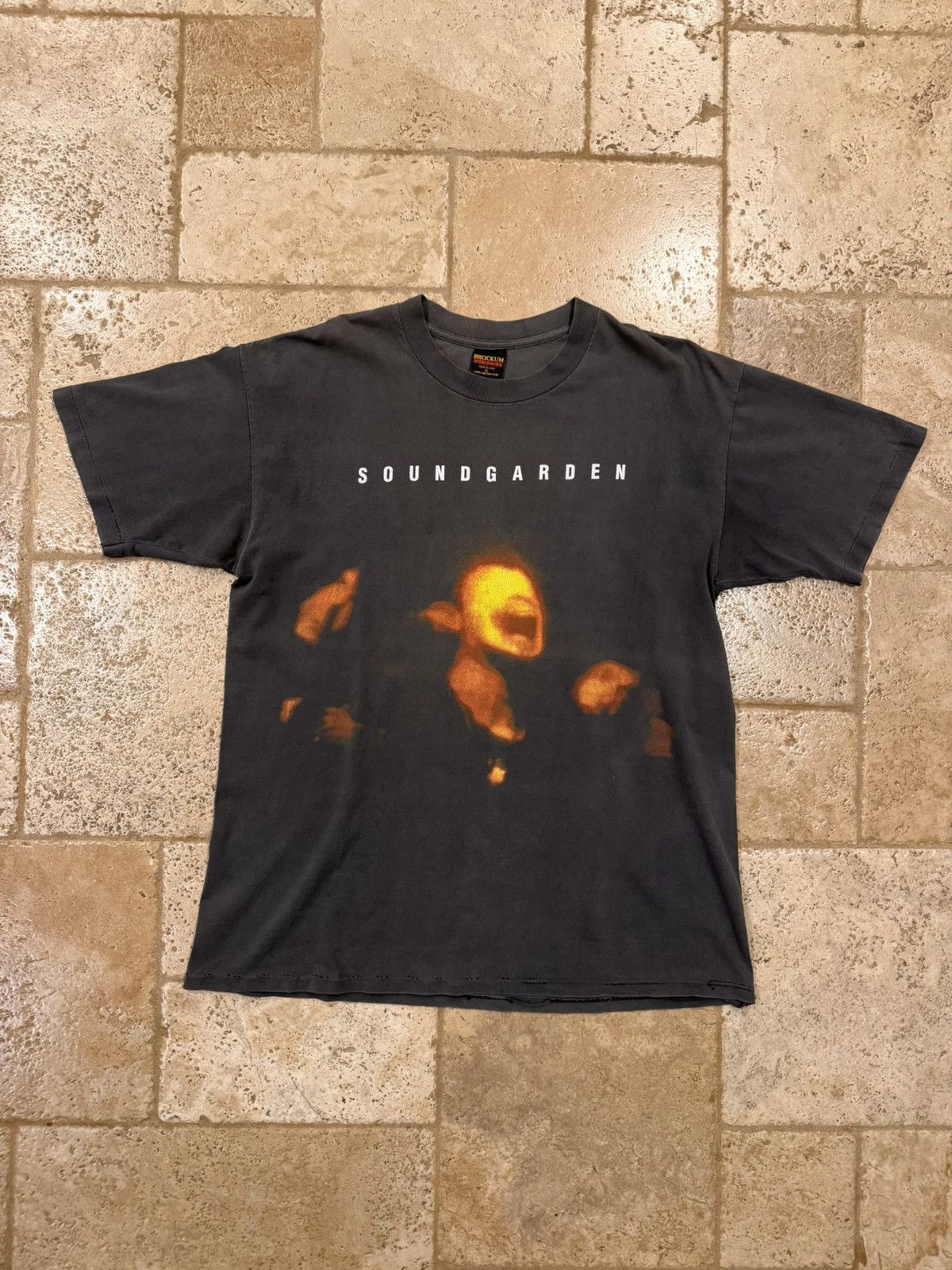 Vintage Vintage SOUNDGARDEN SUPERUNKNOWN Brockum Tag Faded T-Shirt Size US XL / EU 56 / 4 - 3 Thumbnail