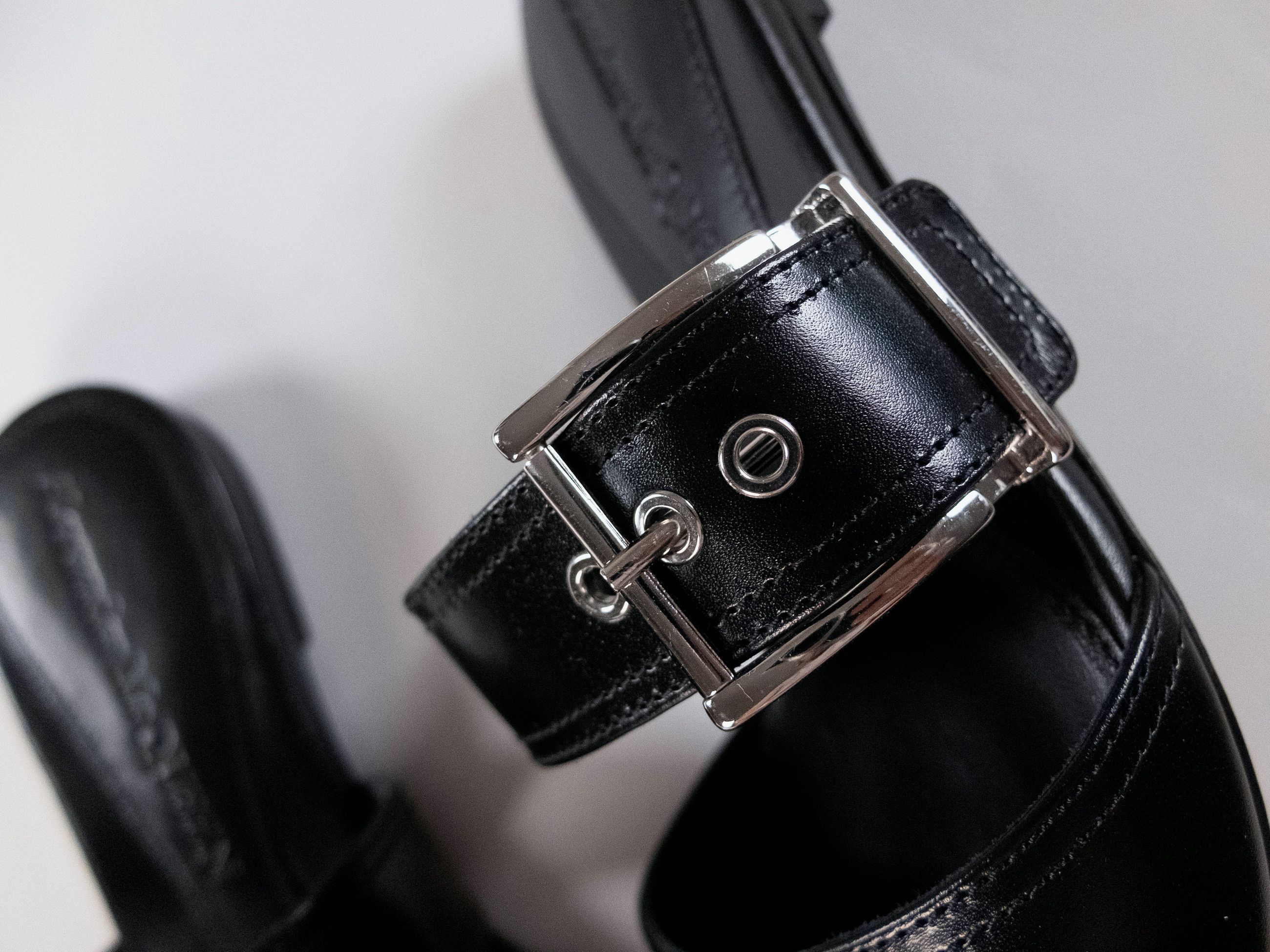 Alexander McQueen ALEXANDER MCQUEEN black leather flat mules 37 q Size US 7 / IT 37 - 4 Thumbnail