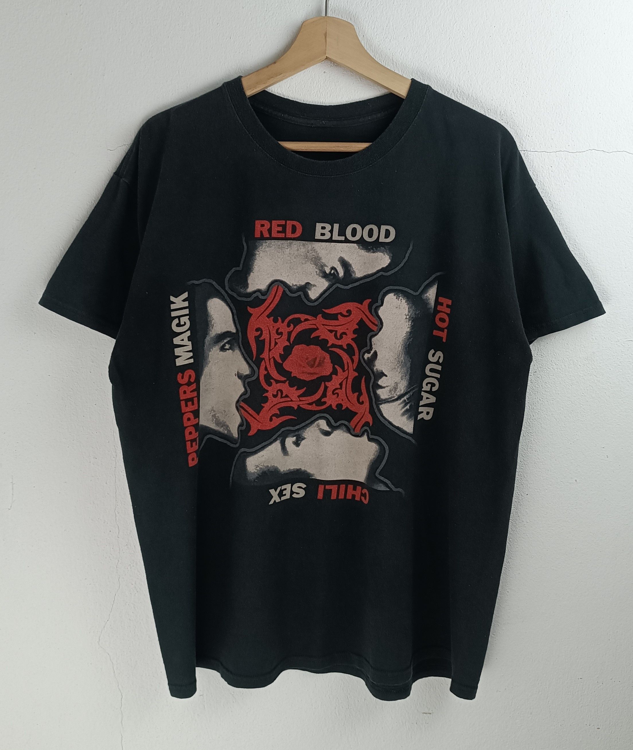 Band Tees VINTAGE RED HOT CHILLI PEPPERS TEE (nirvana pearl jam hole) Size US L / EU 52-54 / 3 - 3 Thumbnail