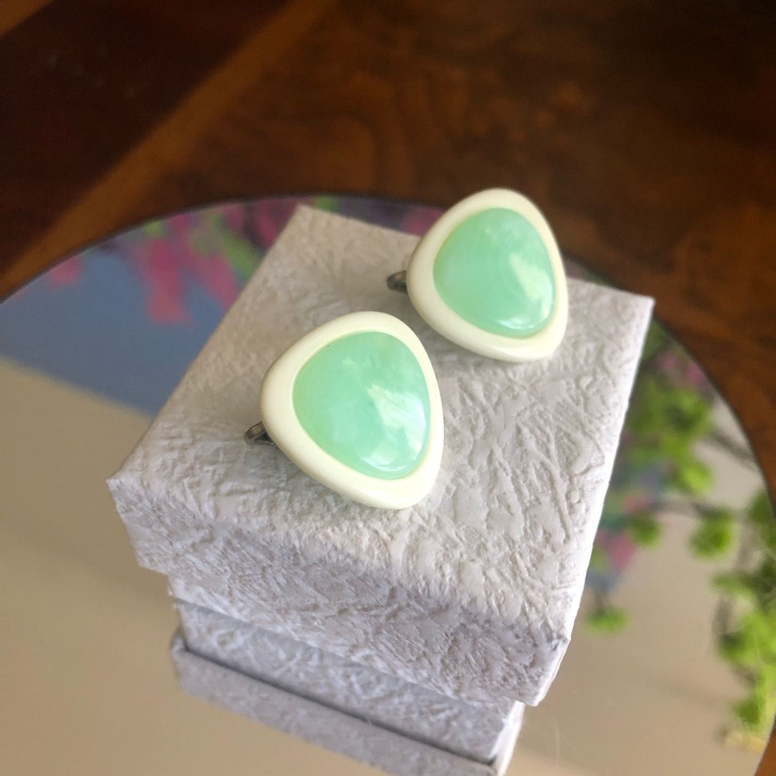 Vintage Vintage 70s green and white lucite clip on earrings Size ONE SIZE - 4 Thumbnail