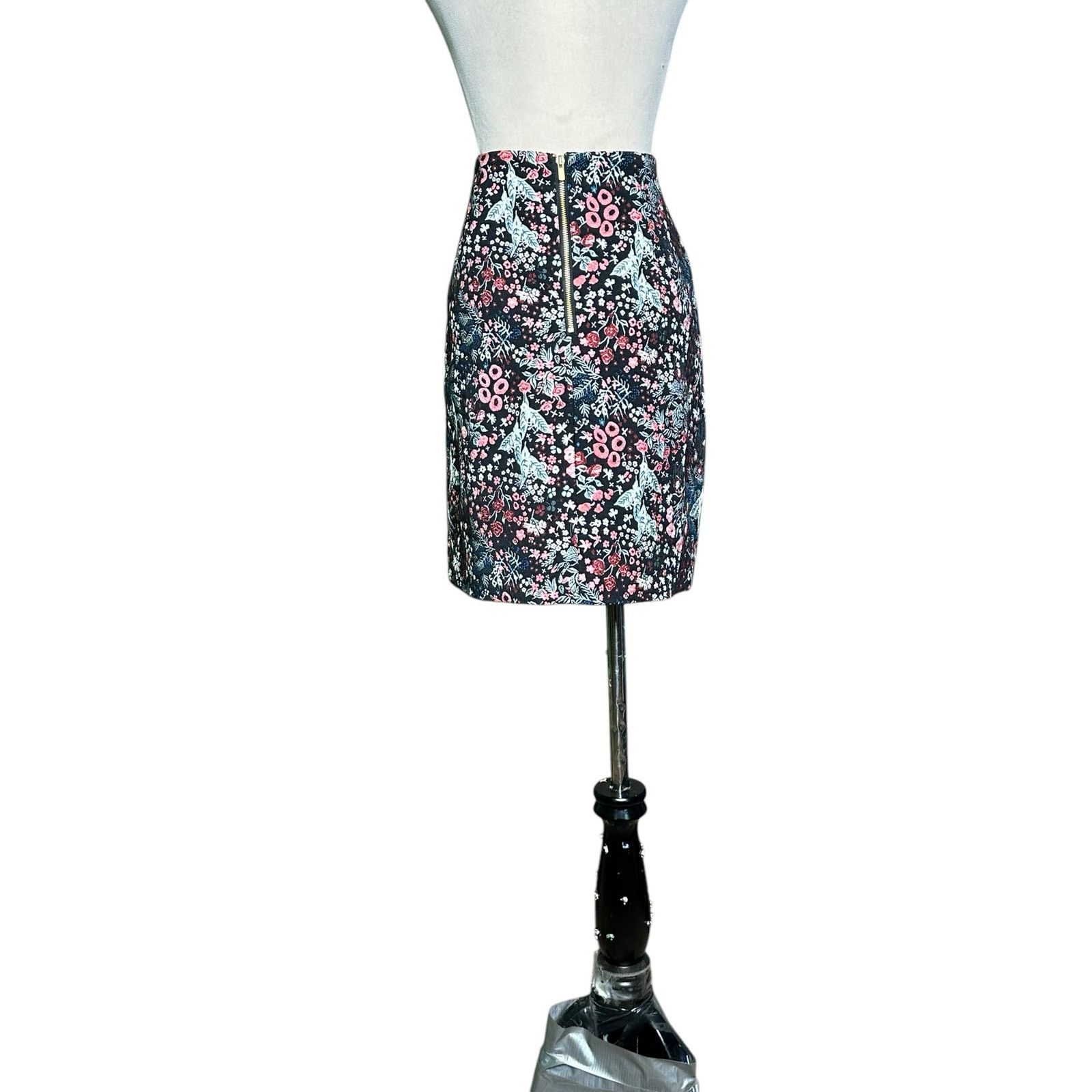 H&M H&M black red floral jacquard mini skirt size 6 Size 28" / US 6 / IT 42 - 17 Thumbnail