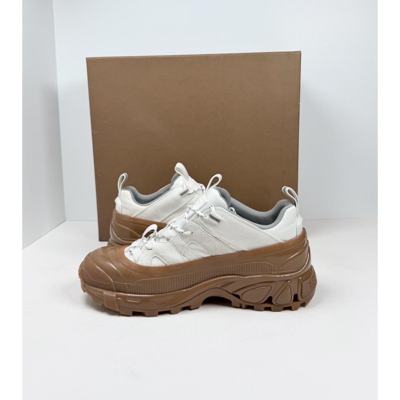 Burberry Size 41EU/8US - Burberry Arthur White Brown Size US 8 / EU 41 - 6 Thumbnail