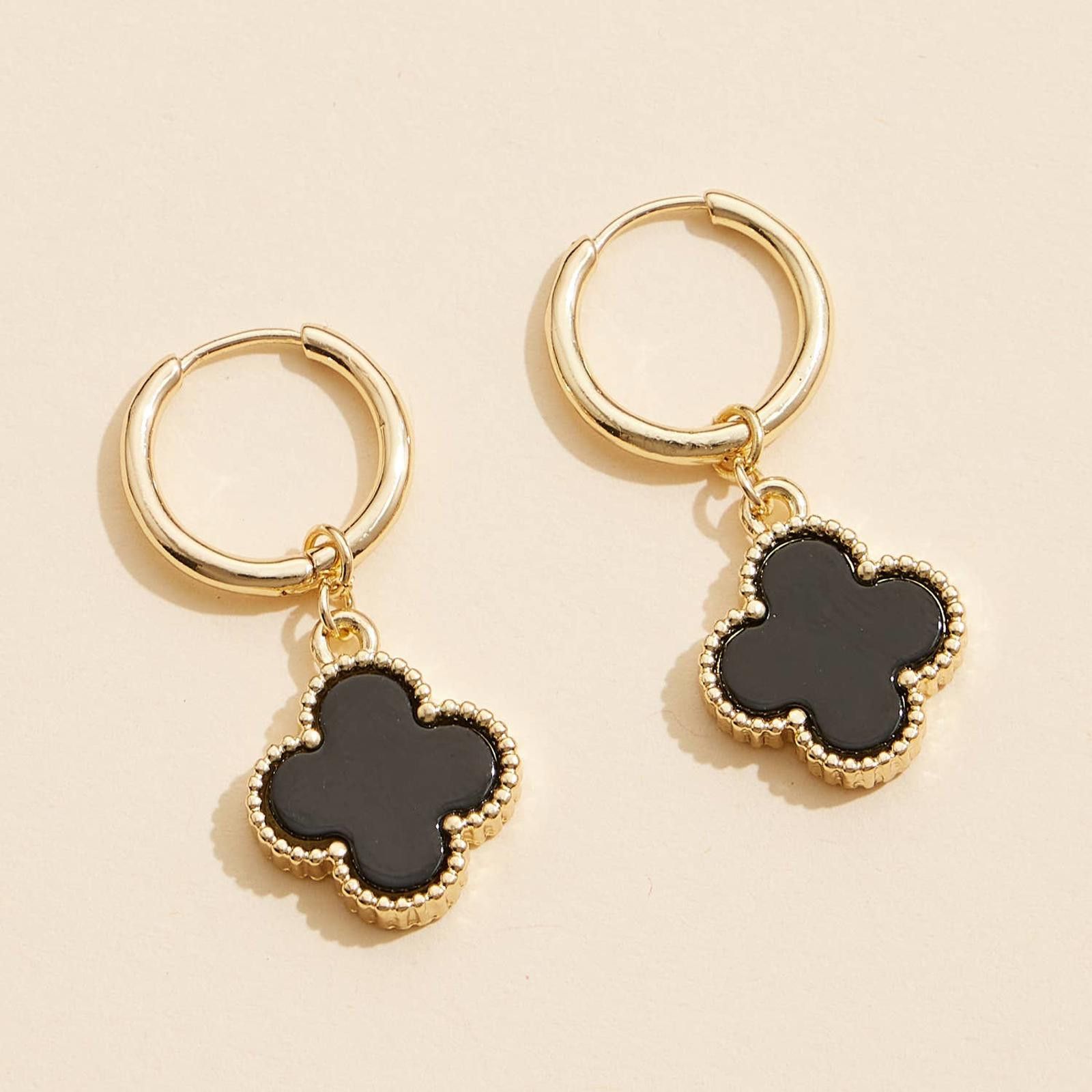 Other Flower Shape Shell Charm Hoop Earrings Size ONE SIZE - 2 Thumbnail