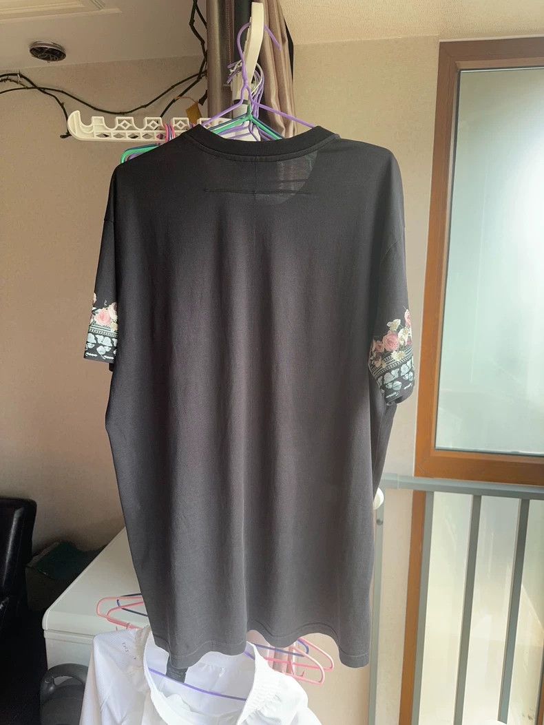 Givenchy Givenchy Short-sleeved T-shirt / Flower shark T-shirt Size US M / EU 48-50 / 2 - 2 Thumbnail