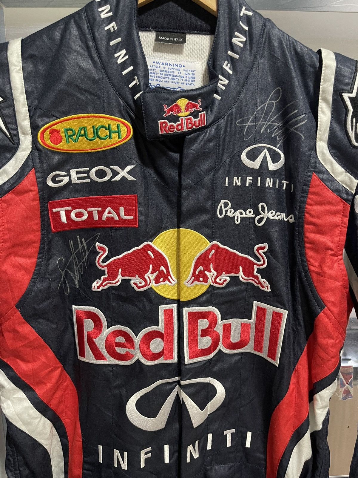 Formula 1 🔥HALL OF FAME LEGENDARY F1 2013 SEBASTIAN VETTEL SIGNED SUIT Size US 34 / EU 50 - 9 Thumbnail
