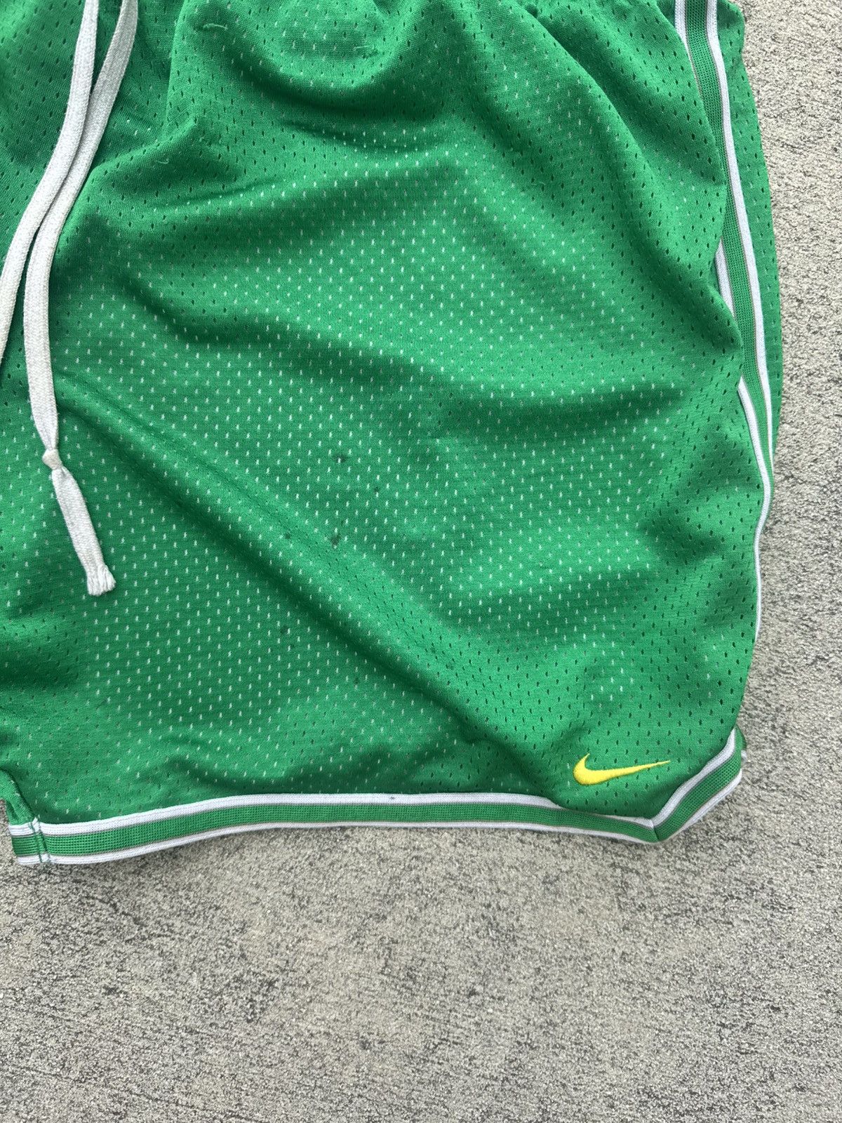 Nike Nike Track Shorts Oregon Ducks Size US 34 / EU 50 - 2 Thumbnail
