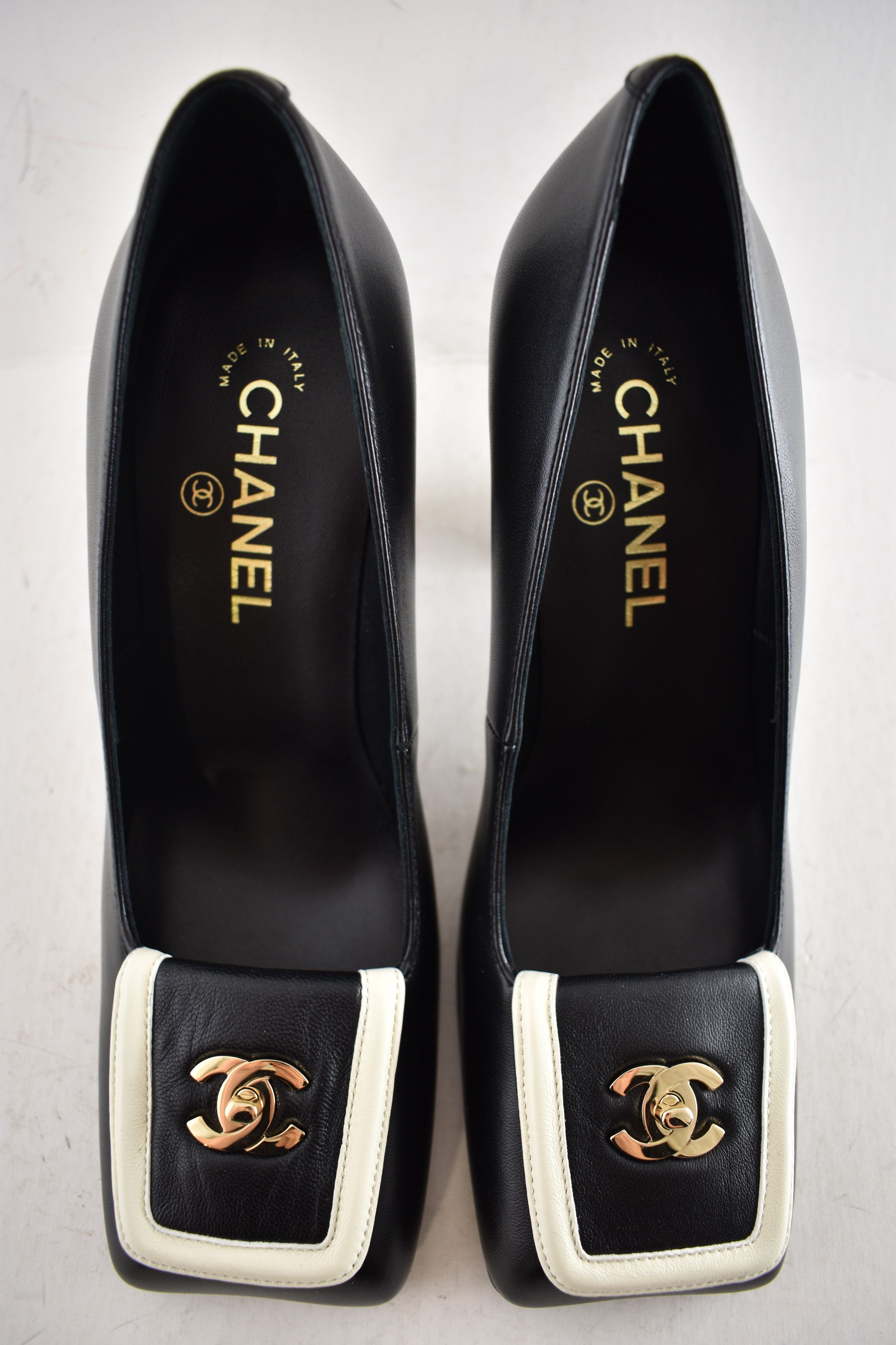 Chanel 26S Blazy White Square Toe Turnlock CC Block Heel Pump 40 Size US 10 / IT 40 - 15 Thumbnail