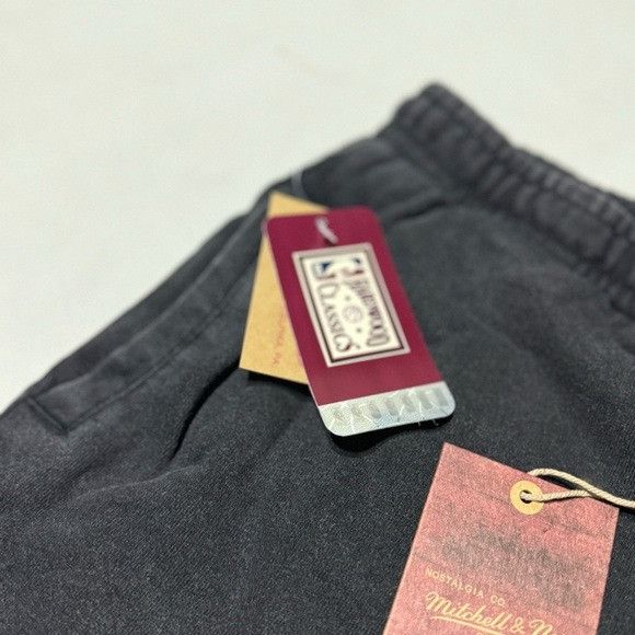 Mitchell & Ness NWT MITCHELL & NESS CLEVELAND CAVALIERS NBA FLEECE SHORTS M Size US 30 / EU 46 - 4 Thumbnail