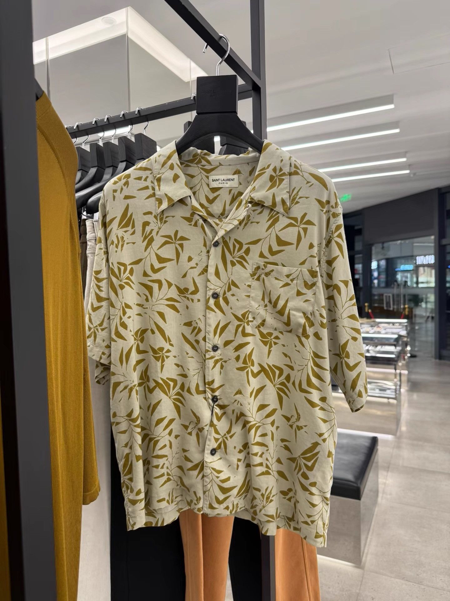 Saint Laurent Paris Saint Laurent island resort style short-sleeve shirt K33 Size US L / EU 52-54 / 3 - 1 Thumbnail