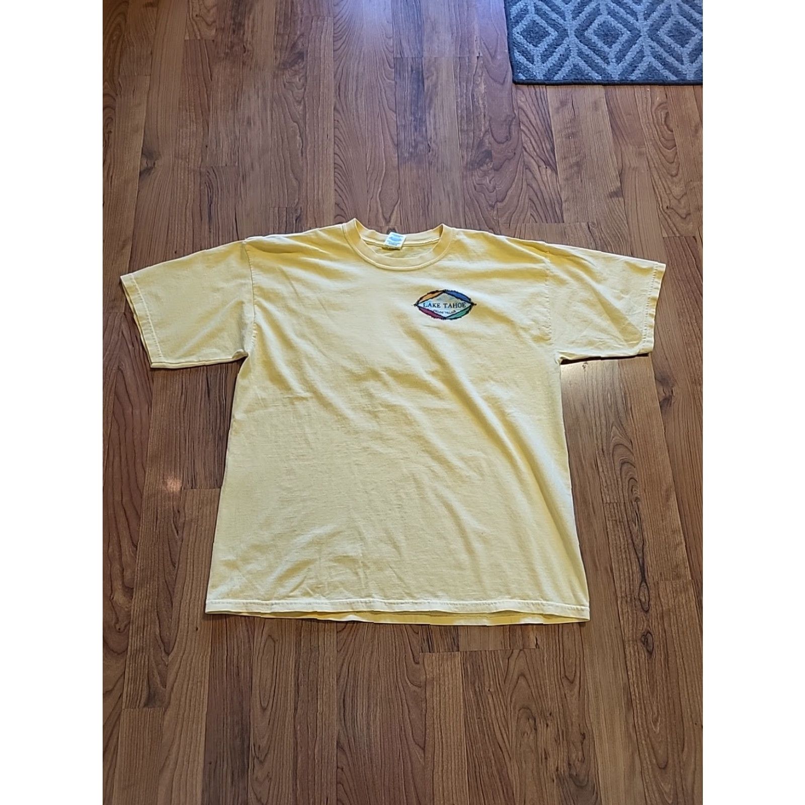 Gildan Gildan T-Shirt Lake Tahoe Incline Village Graphic Print Double Sided Yellow XL Men Casual Short Sleeve Crew Neck 24" Pit 30" Length Size US XL / EU 56 / 4 - 3 Thumbnail
