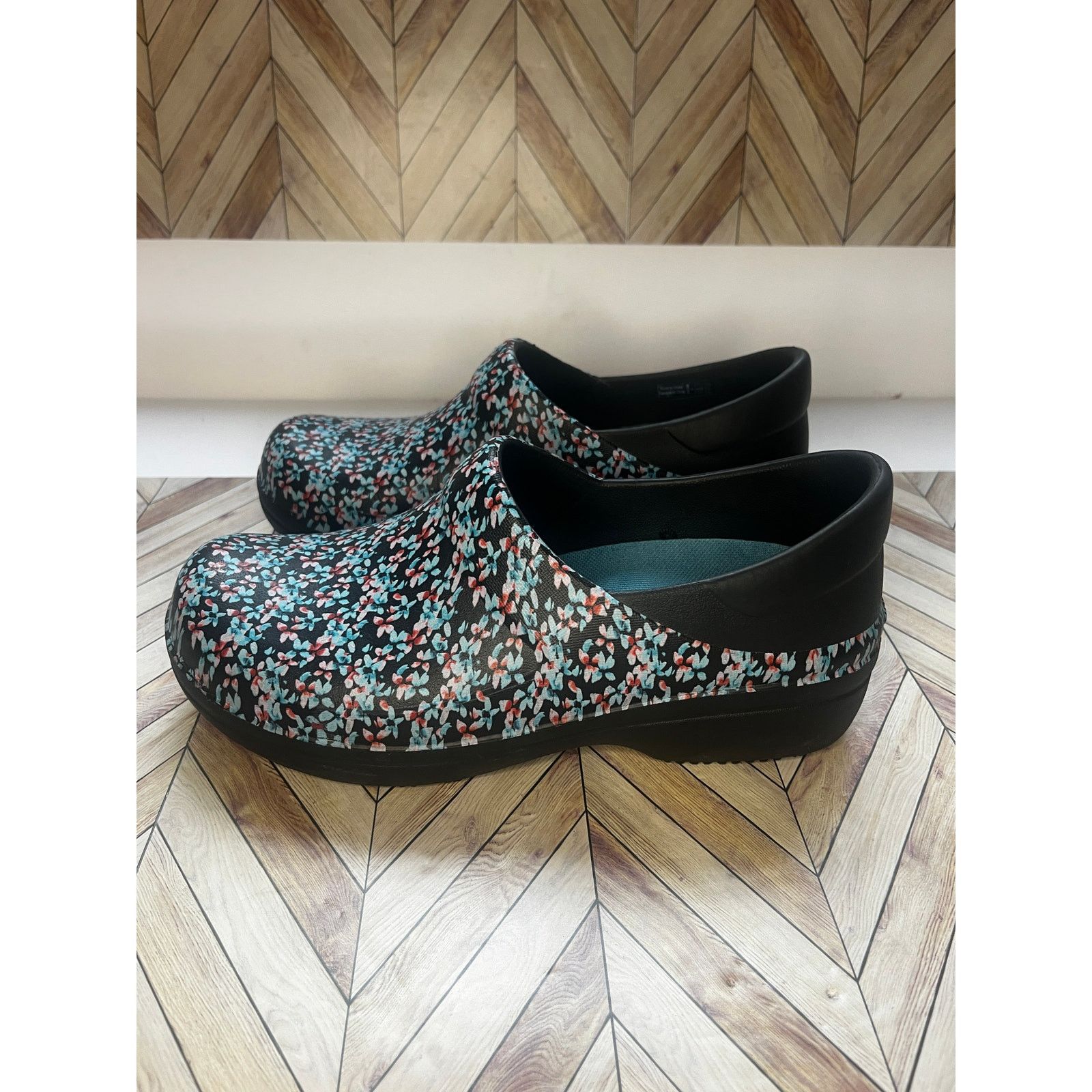 Crocs Crocs Neria Pro II LiteRide Floral Work Clogs Black W7 Size US 7 / IT 37 - 4 Thumbnail