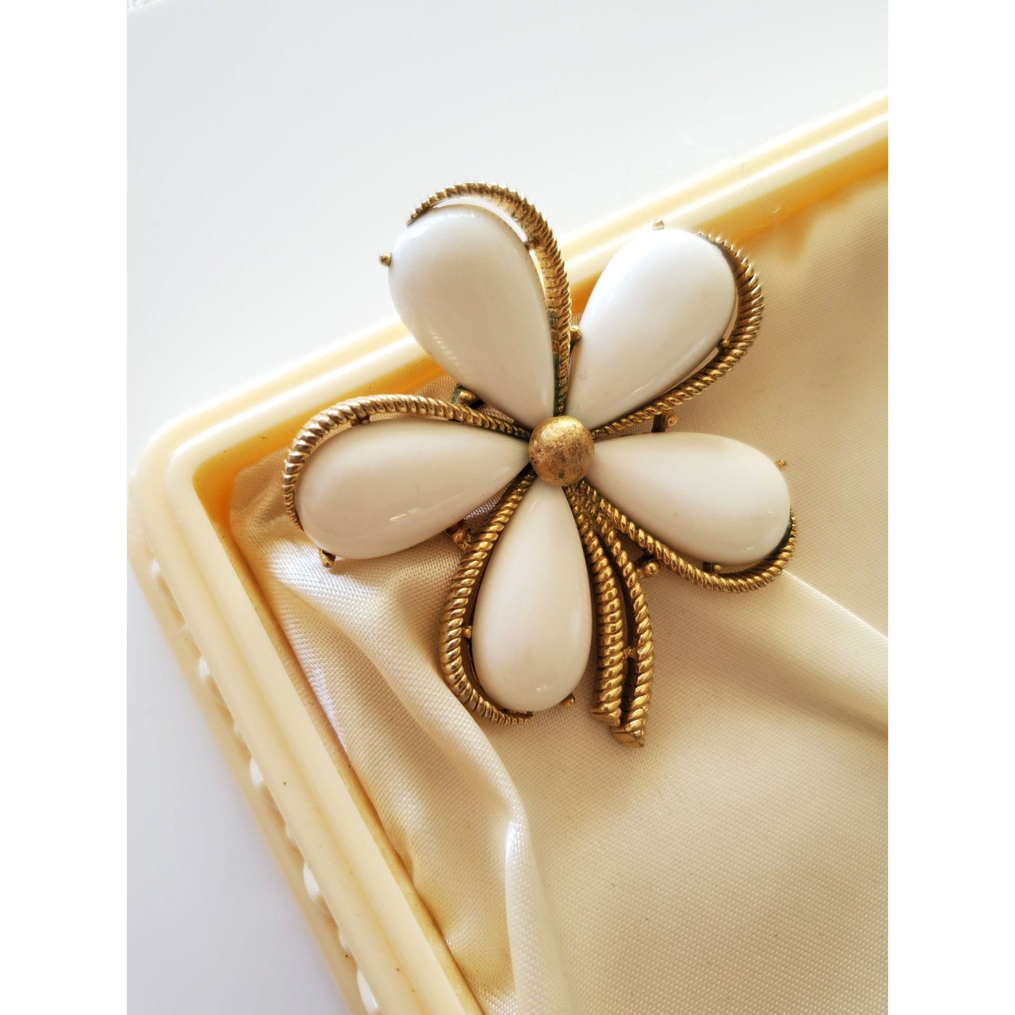 Other Vintage Crown Trifari Milk Glass Goldtone Daisy Brooch Size ONE SIZE - 2 Thumbnail