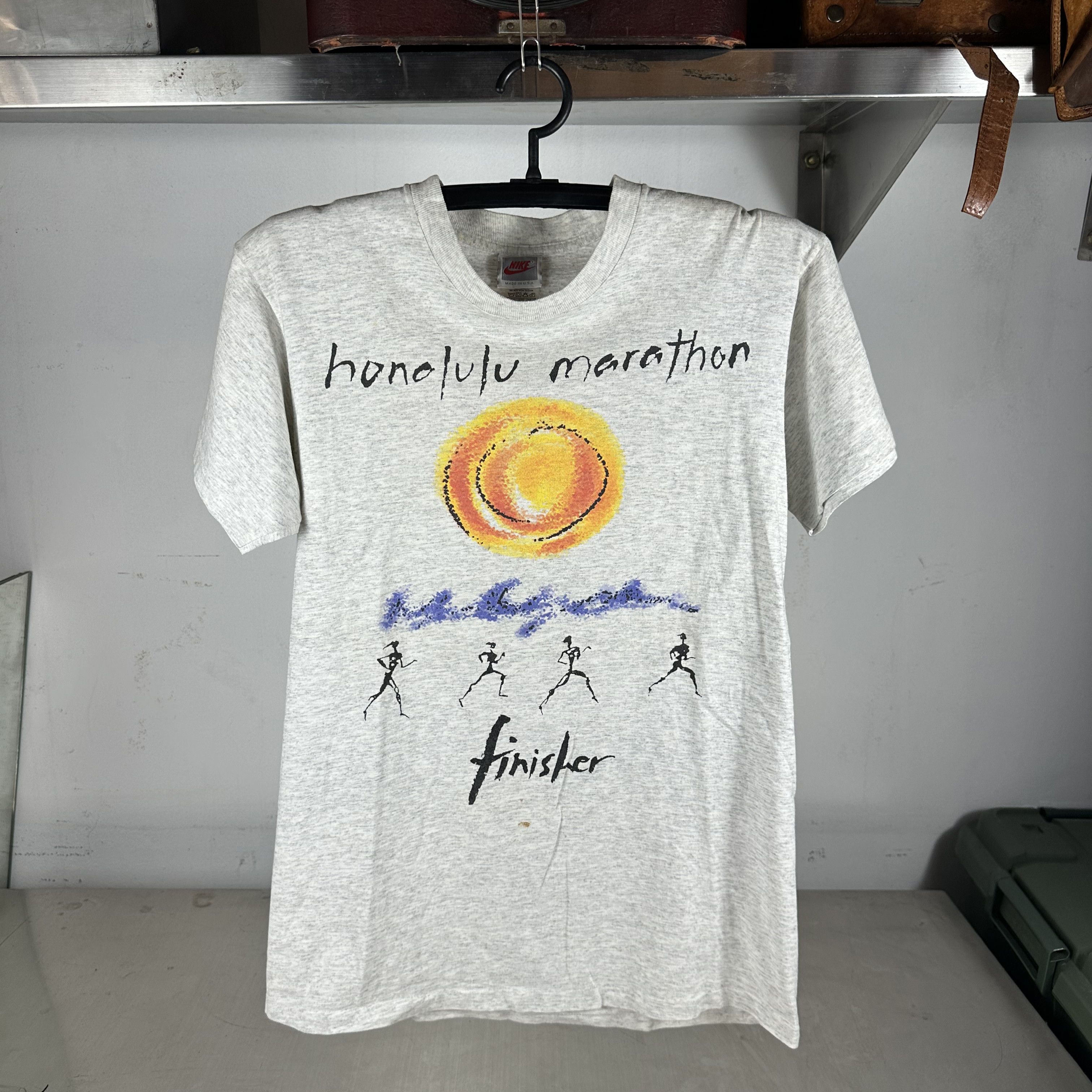 Vintage Vintage 1993 Nike Honolulu Marathon Finisher Running T-shirt Size US M / EU 48-50 / 2 - 1 Thumbnail