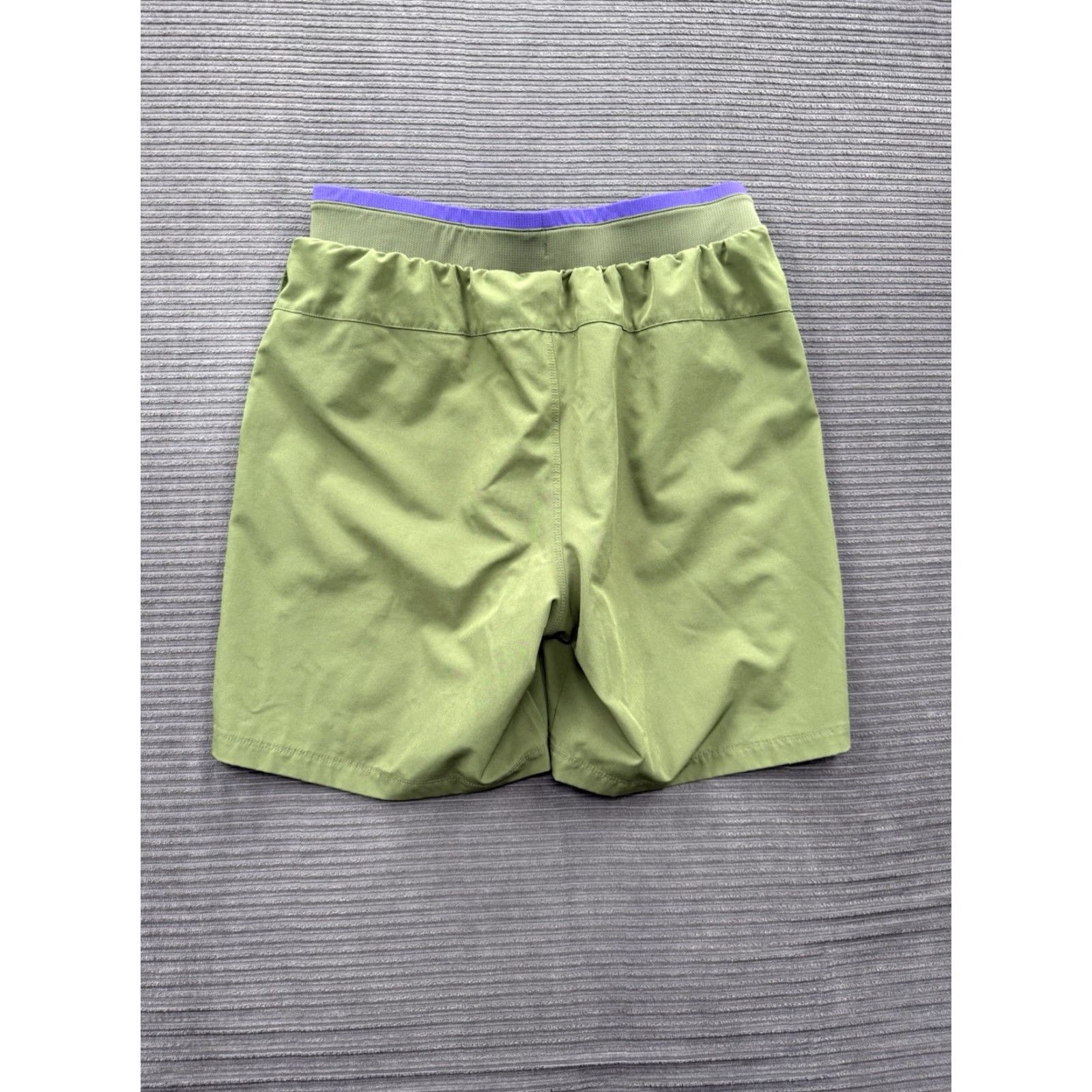 Fabletics Fabletics Men Short Athletic Green Small S Drawstring Pockets Gym Running 7 Inseam Size US 29 - 2 Thumbnail