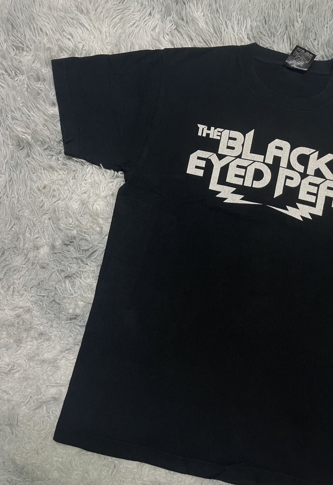 Band Tees 2000s THE BLACK EYED PEAS THE END ALBUM COVER TEES Size US L / EU 52-54 / 3 - 4 Thumbnail