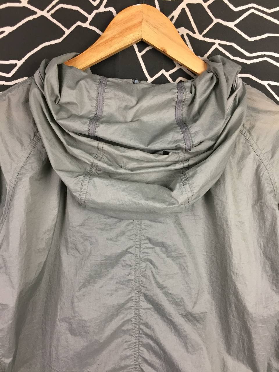 Uniqlo Uniqlo Nylon Lightweight Hooded Windbreaker Jacket Size US XL / EU 56 / 4 - 13 Thumbnail