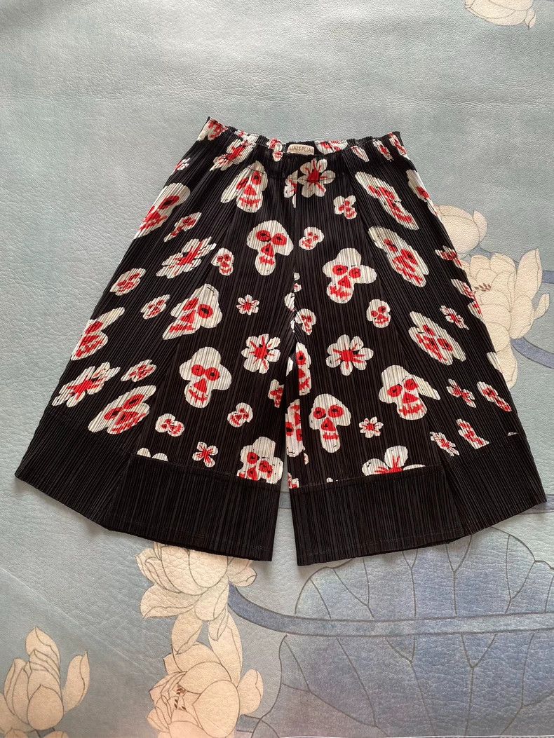 Issey Miyake Issey Miyake Pleated Floral Shorts - dmc Size 30" / US 8 / IT 44 - 1 Thumbnail