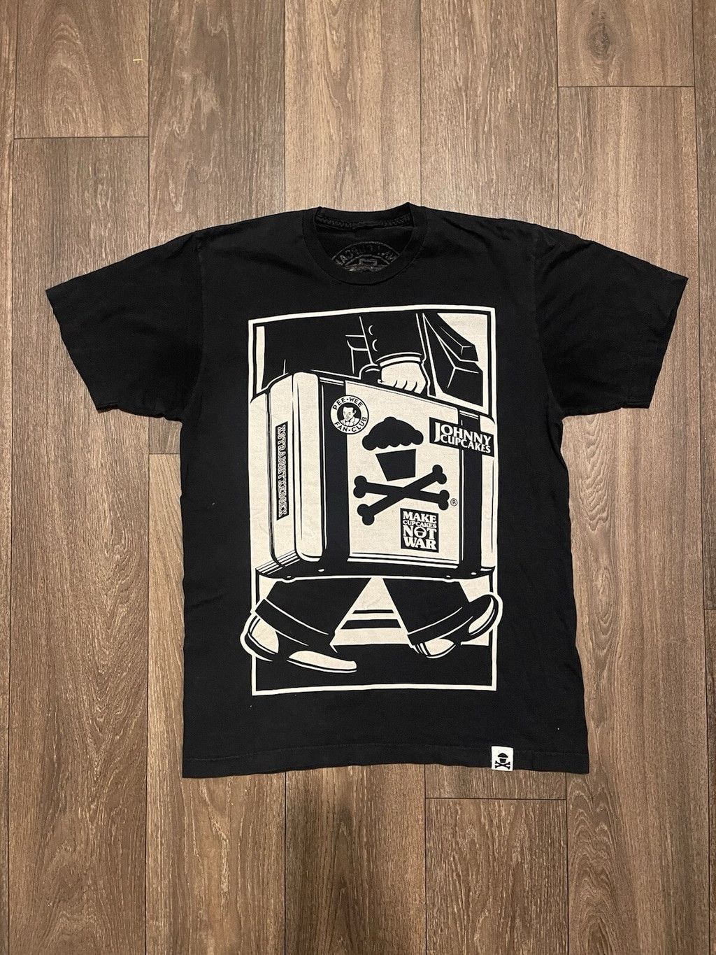 Johnny Cupcakes Johnny Cupcakes Suitcase Tour 2010 T-Shirt Sz Medium Size US L / EU 52-54 / 3 - 1 Thumbnail