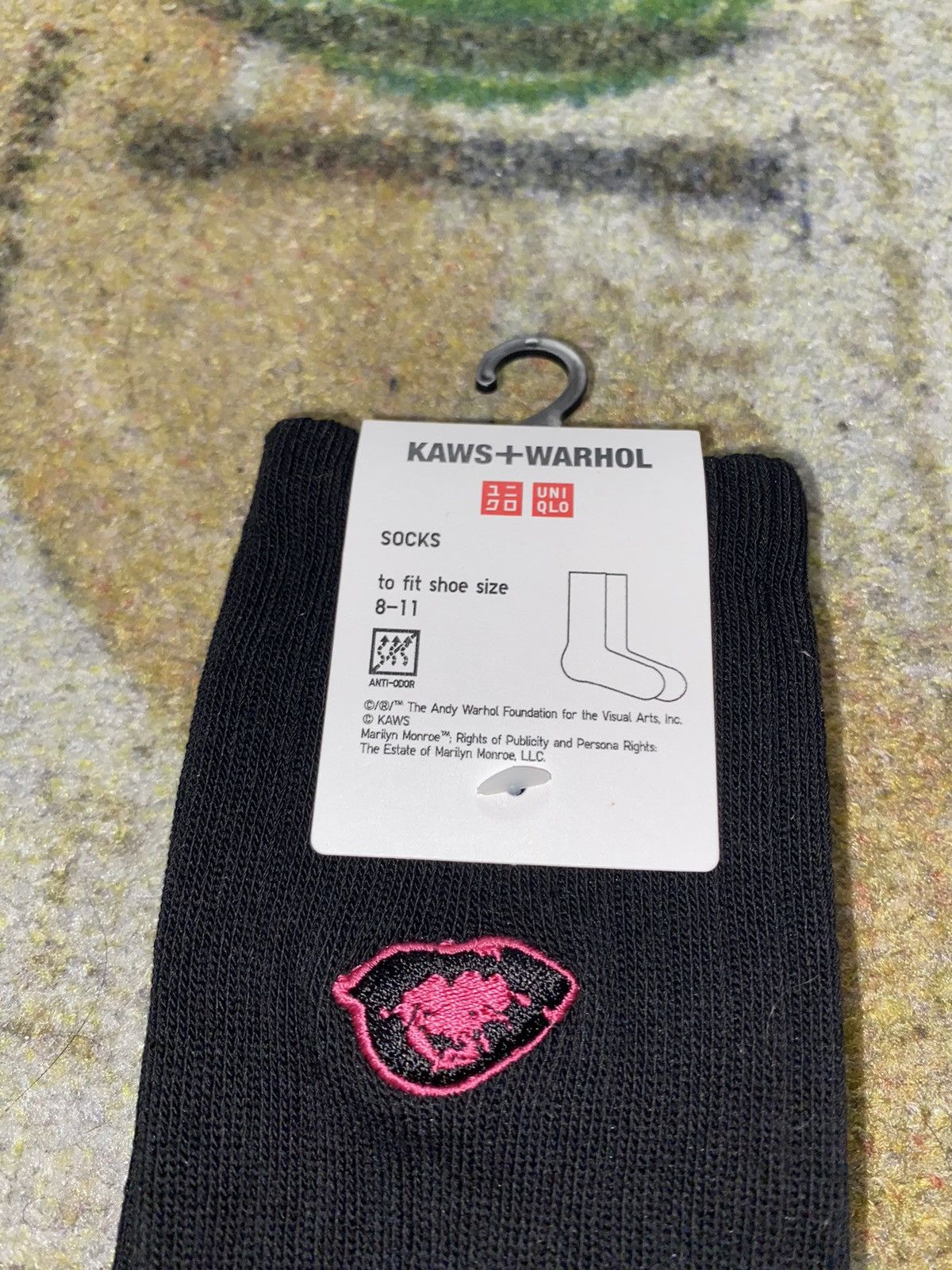 Andy Warhol × Kaws × Uniqlo KAWS & Warhol Uniqlo Socks UNISEX US 8 - US 11 Size ONE SIZE - 2 Thumbnail