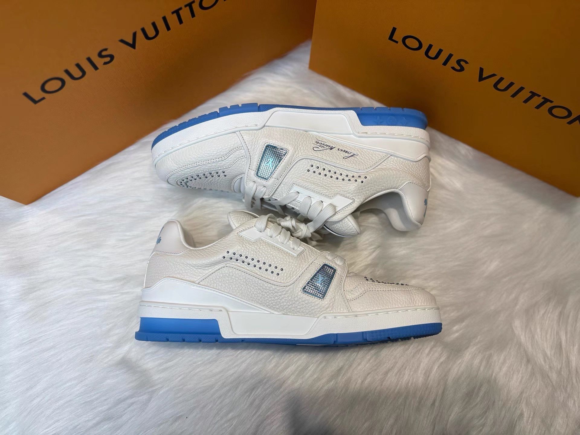 Louis Vuitton Louis Vuitton New Trainer Blue & White Rivet Sneakers K36 Size US 9 / EU 42 - 6 Thumbnail