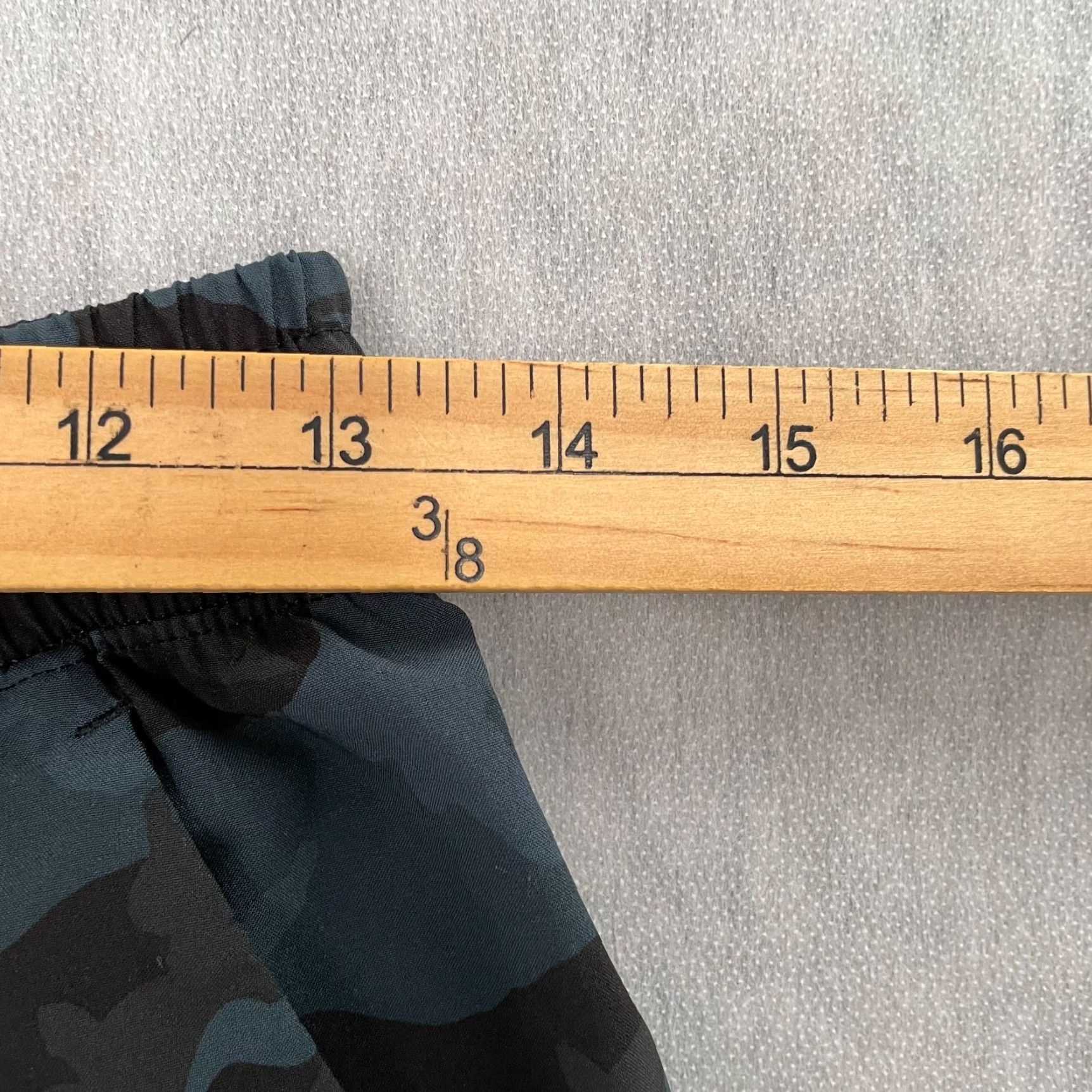 Lululemon Lululemon Pace Breaker Shorts Men Activewear Camouflage Drawstring Athletic 8.5in Inseam Size M Black Blue Size US 31 - 7 Thumbnail