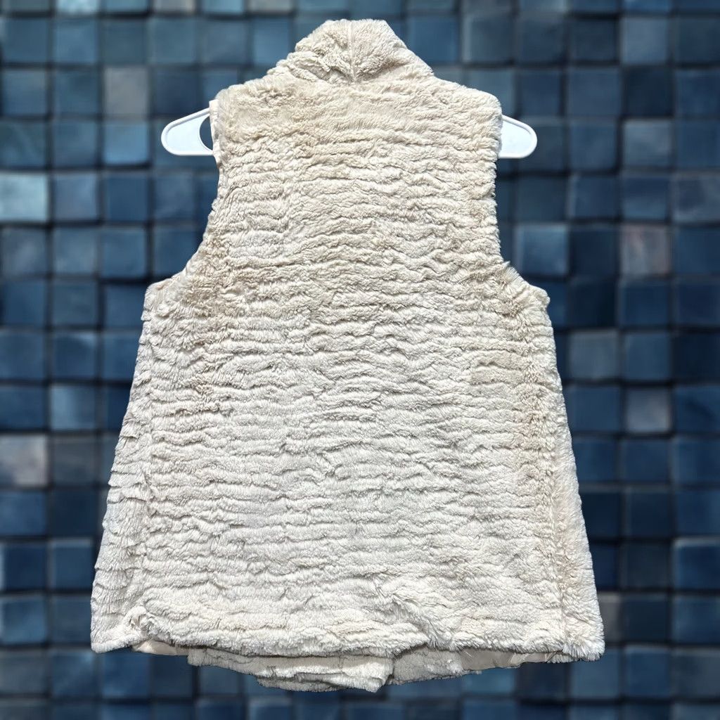 Vintage Francesca's Alya Wrap Vest Womens Medium Ivory Snap Sleeveless Fur EUC Size M / US 6-8 / IT 42-44 - 1 Thumbnail