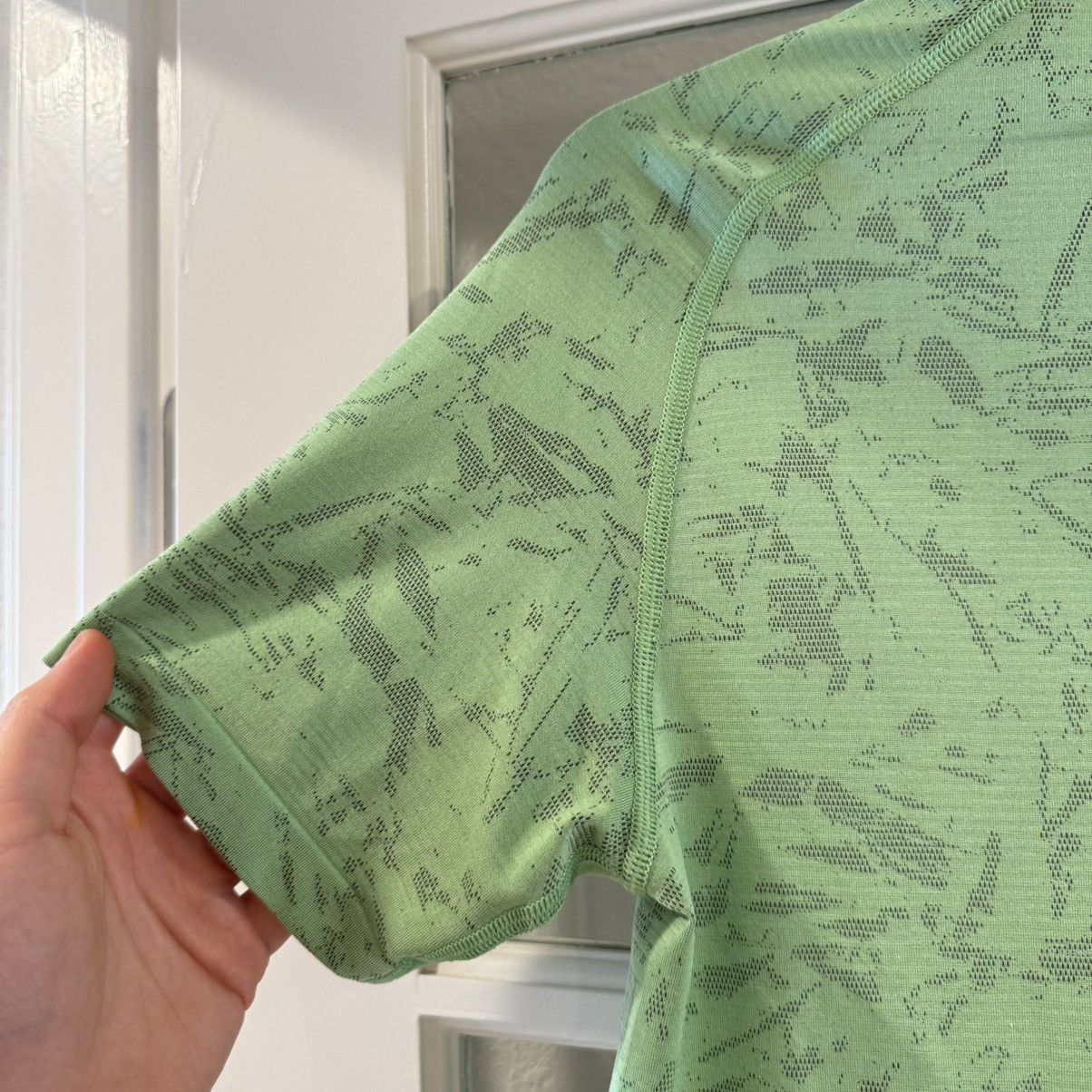 Lululemon Lululemon Metal Vent Tech 2.0 Neon Green Short Sleeve Shirt Size US XS / EU 42 / 0 - 11 Thumbnail