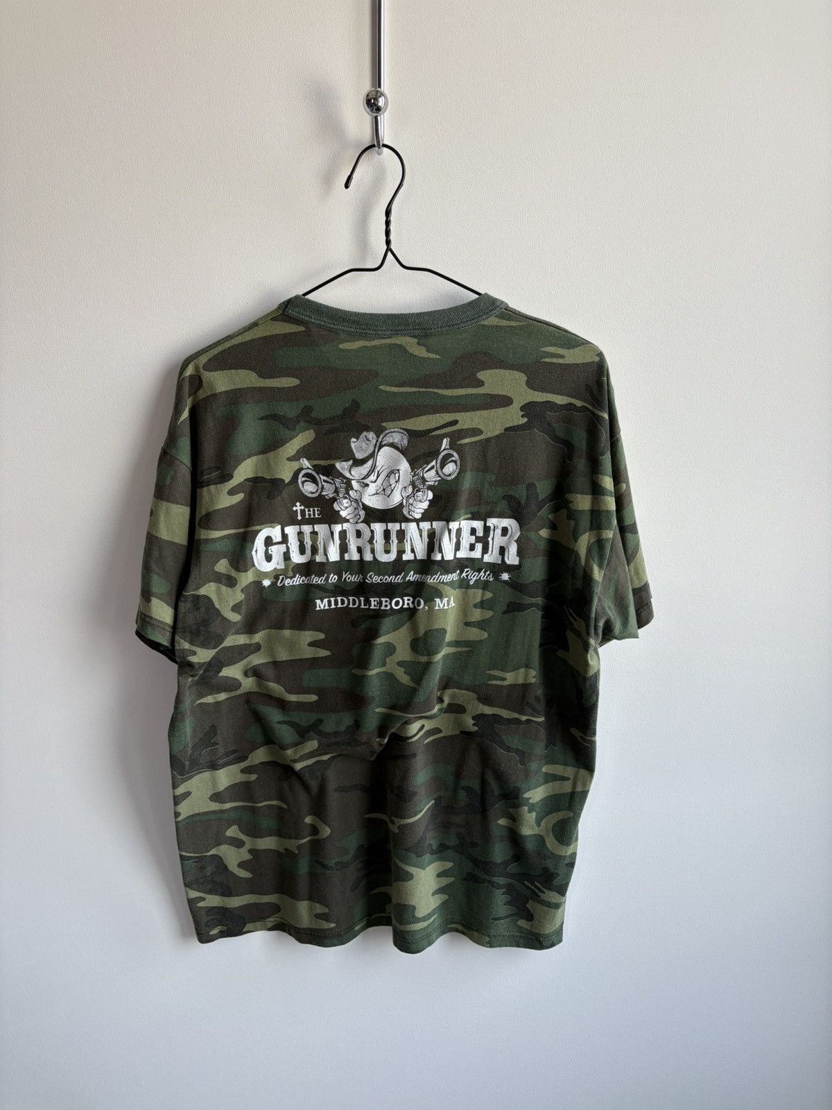 Vintage Vintage Streetwear 90s Faded Camo Gun Store T-shirt Size US L / EU 52-54 / 3 - 1 Thumbnail