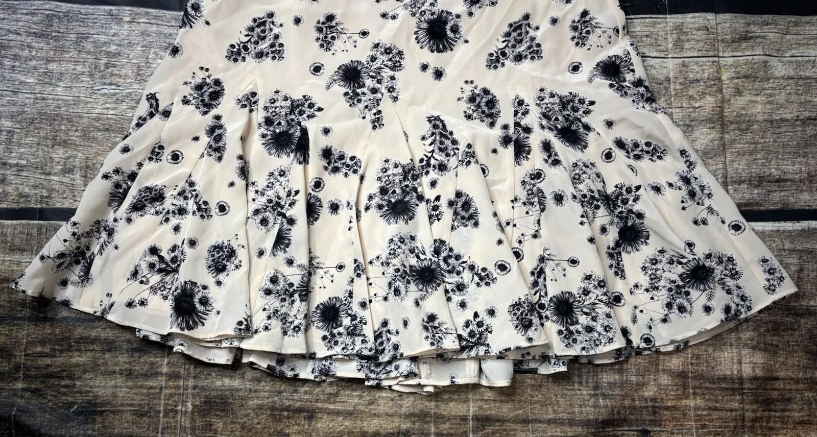 Club Monaco Club Monaco Skirt Womens Size 4 Silk Floral Pleated Skater Size 27" / US 4 / IT 40 - 5 Thumbnail