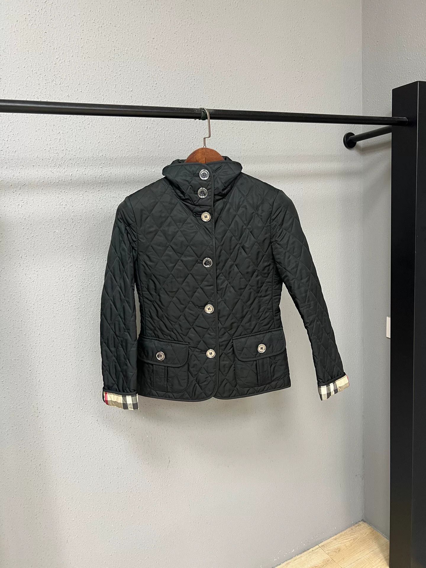 Burberry Burberry Quilted Jacket in Cotton Fabric Size XS / US 0-2 / IT 36-38 - 1 Thumbnail