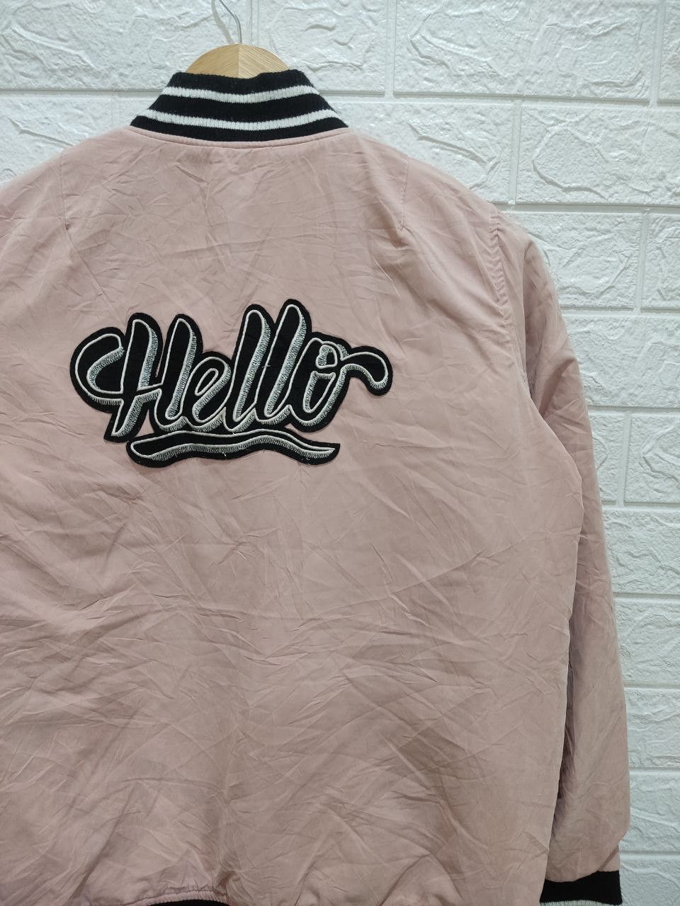 Forever 21 FOREVER 21 Hello Embroidered Graphic Bomber Jacket Size S / US 4 / IT 40 - 6 Thumbnail