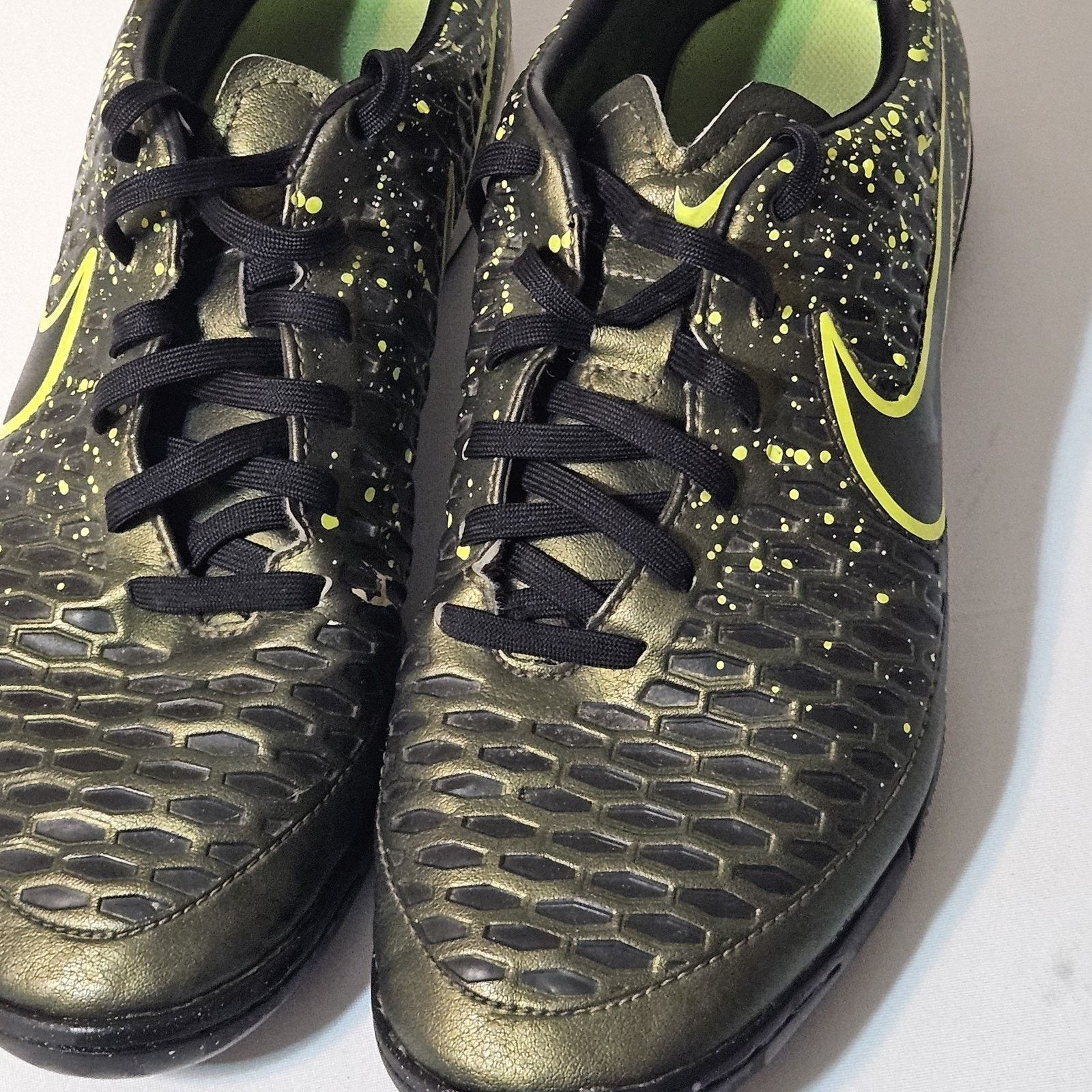 Nike NIKE MAGISTA ONDA IC HYPER Sneakers Men's SIZE 10 EUC Size US 10 / EU 43 - 4 Thumbnail