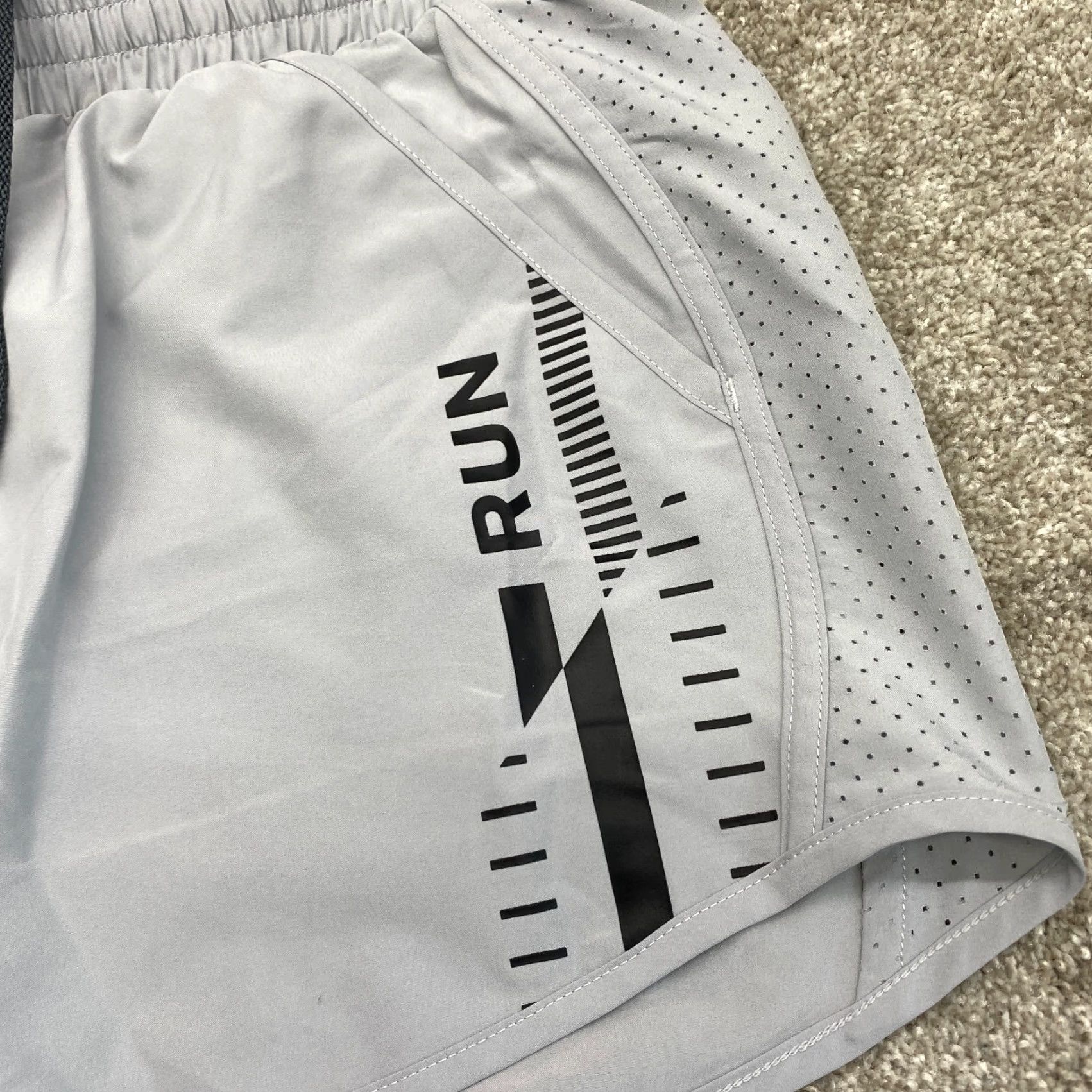 Under Armour Under Armour Running Shorts Womens Large Gray Lightweight Heatgear Fitted 6610 Size 24" / US 00 / IT 34 - 4 Thumbnail