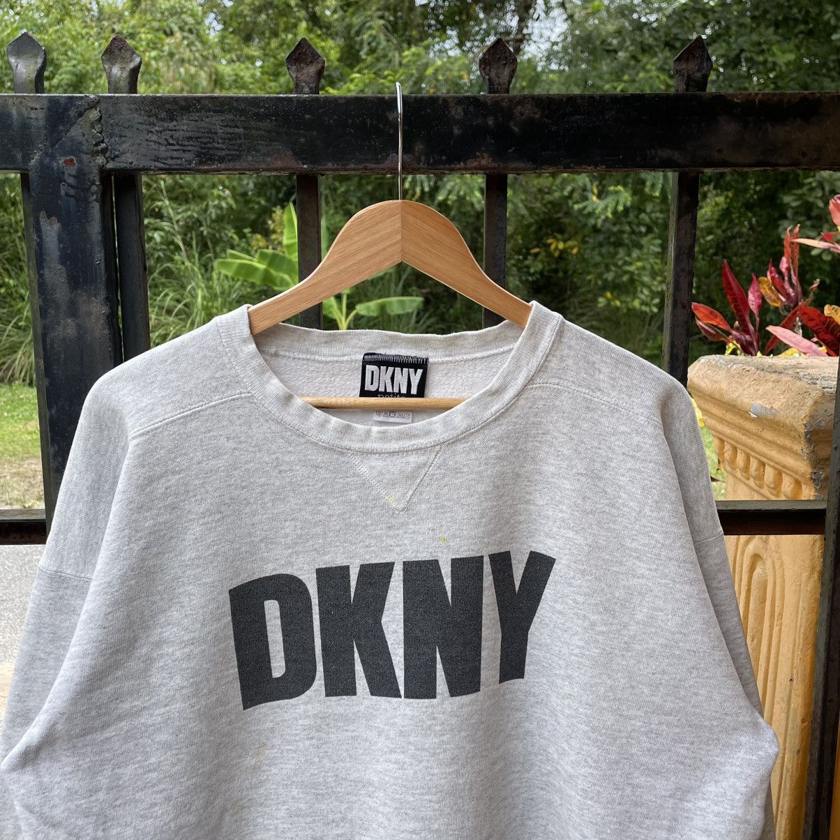 DKNY 🔥Vintage 90s DKNY OG Spellout Crewneck Sweatshirts Size US M / EU 48-50 / 2 - 3 Thumbnail