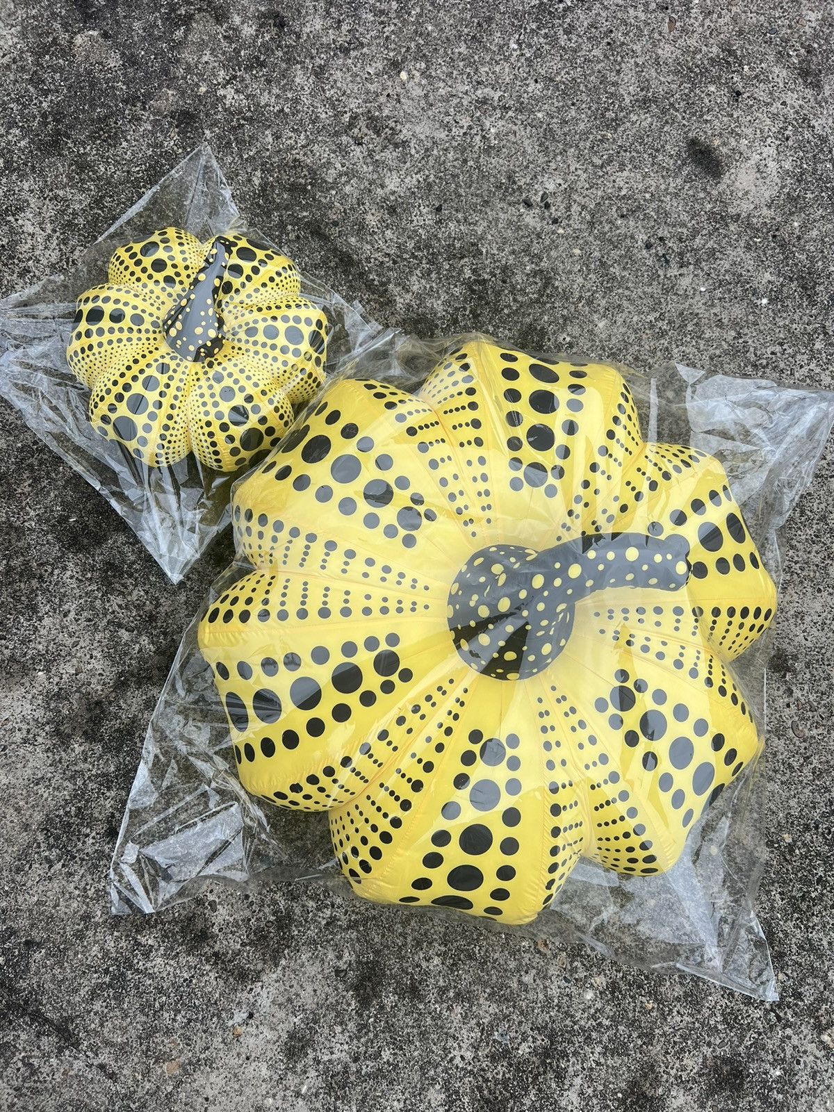 Yayoi Kusama Yayoyi pumpkin Plush Soft sculpture Large Size ONE SIZE - 5 Thumbnail