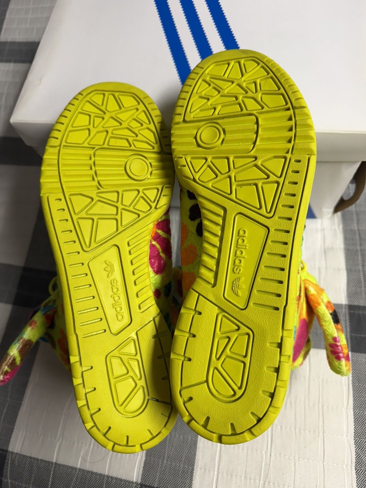Jeremy Scott Adidas Jeremy Scott Bear Flower Power Size US 9 / EU 42 - 3 Thumbnail