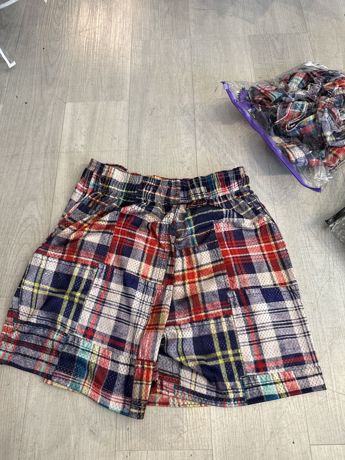 Eric Emanuel Eric Emanuel plaid shorts with yellow logo Size US 34 / EU 50 - 2 Thumbnail