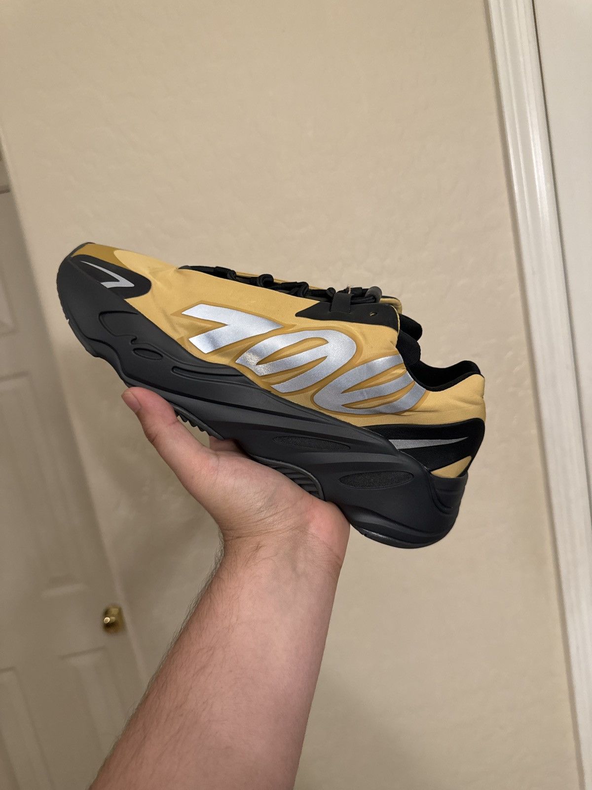 Adidas Adidas Yeezy 700 Size US 11 / EU 44 - 1 Thumbnail