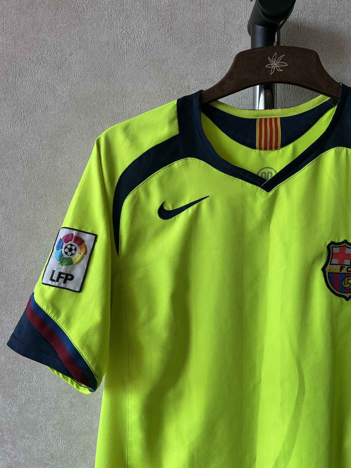 Nike Nike Barcelona 2005/06 Away Soccer Jersey Y2K Blokecore Size US S / EU 44-46 / 1 - 4 Thumbnail