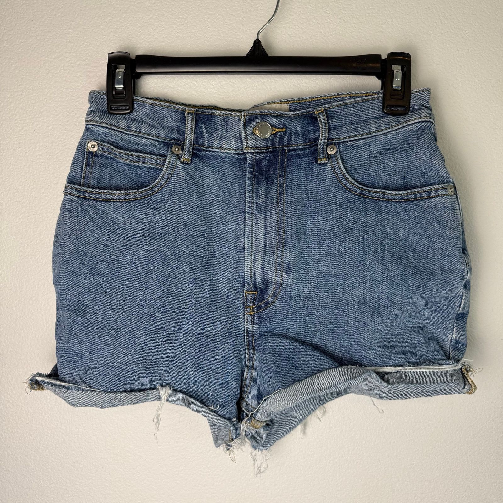 Everlane Everlane The Way High Denim Short, Sz 26, High Rise. Lt Wash Size 26" / US 2 / IT 38 - 1 Thumbnail