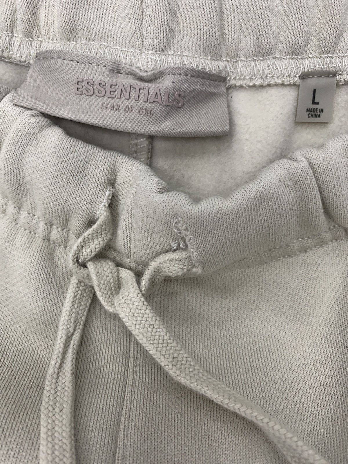 Essentials Fear of God Essentials Shorts “Wheat” Size US 34 / EU 50 - 3 Thumbnail