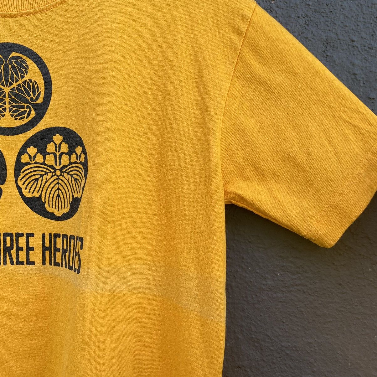 Japanese Brand Vintage Faded Y2K Owari Three Heroes ERD GRUNGE TEE Size US S / EU 44-46 / 1 - 3 Thumbnail