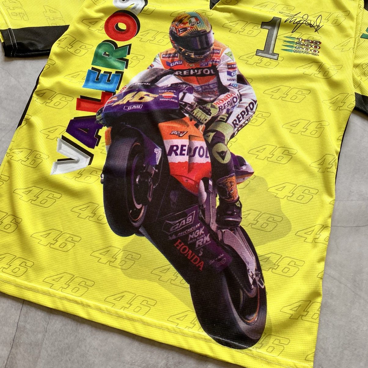 Vintage Vintage Valentino Rossi 46 The Doctor All Over Print T-shirt Size US S / EU 44-46 / 1 - 2 Thumbnail