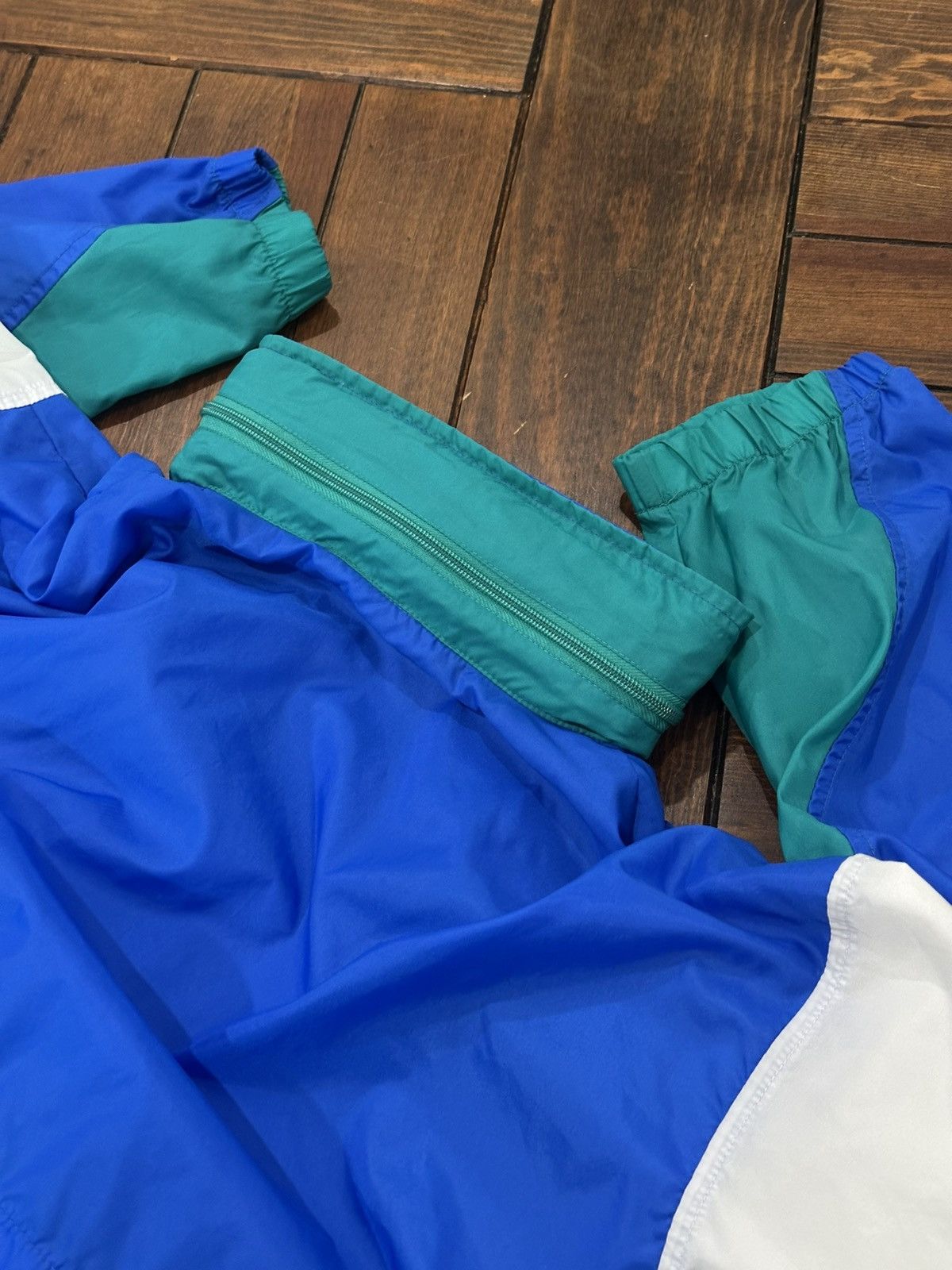 Nike Vintage 90s Nike Windbreaker W Packable Hood Size Medium Size US M / EU 48-50 / 2 - 8 Thumbnail