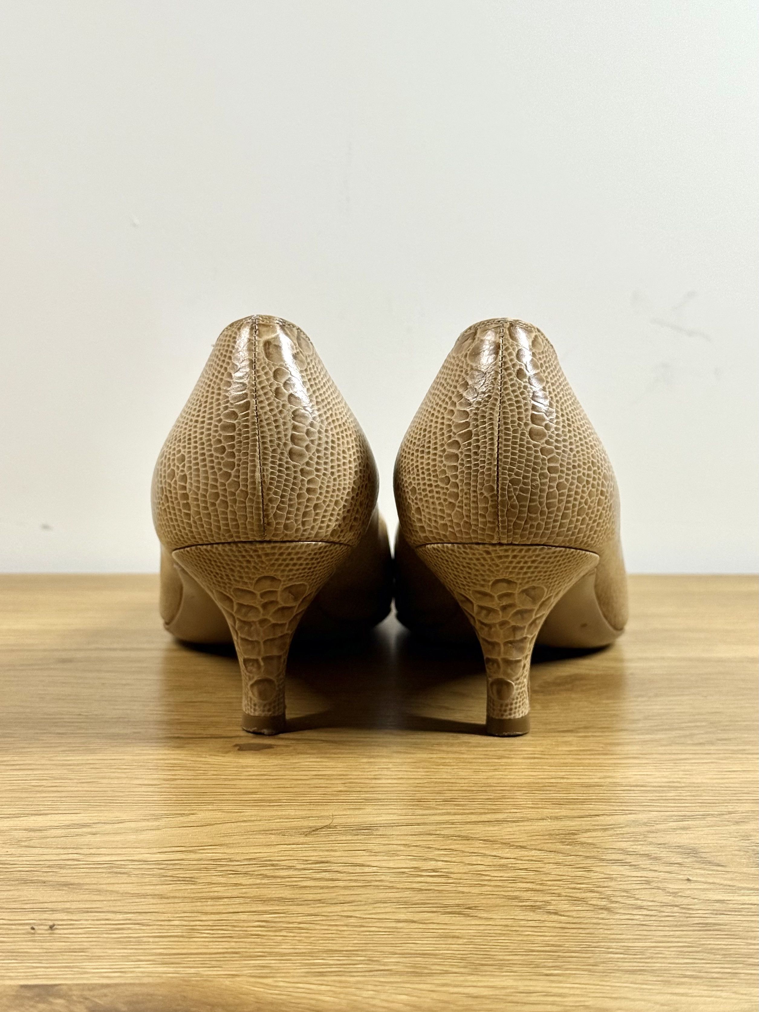 Salvatore Ferragamo Salvatore Ferragamo Giusy Leather Kitten Heel Pumps Size US 6.5 / IT 36.5 - 4 Thumbnail