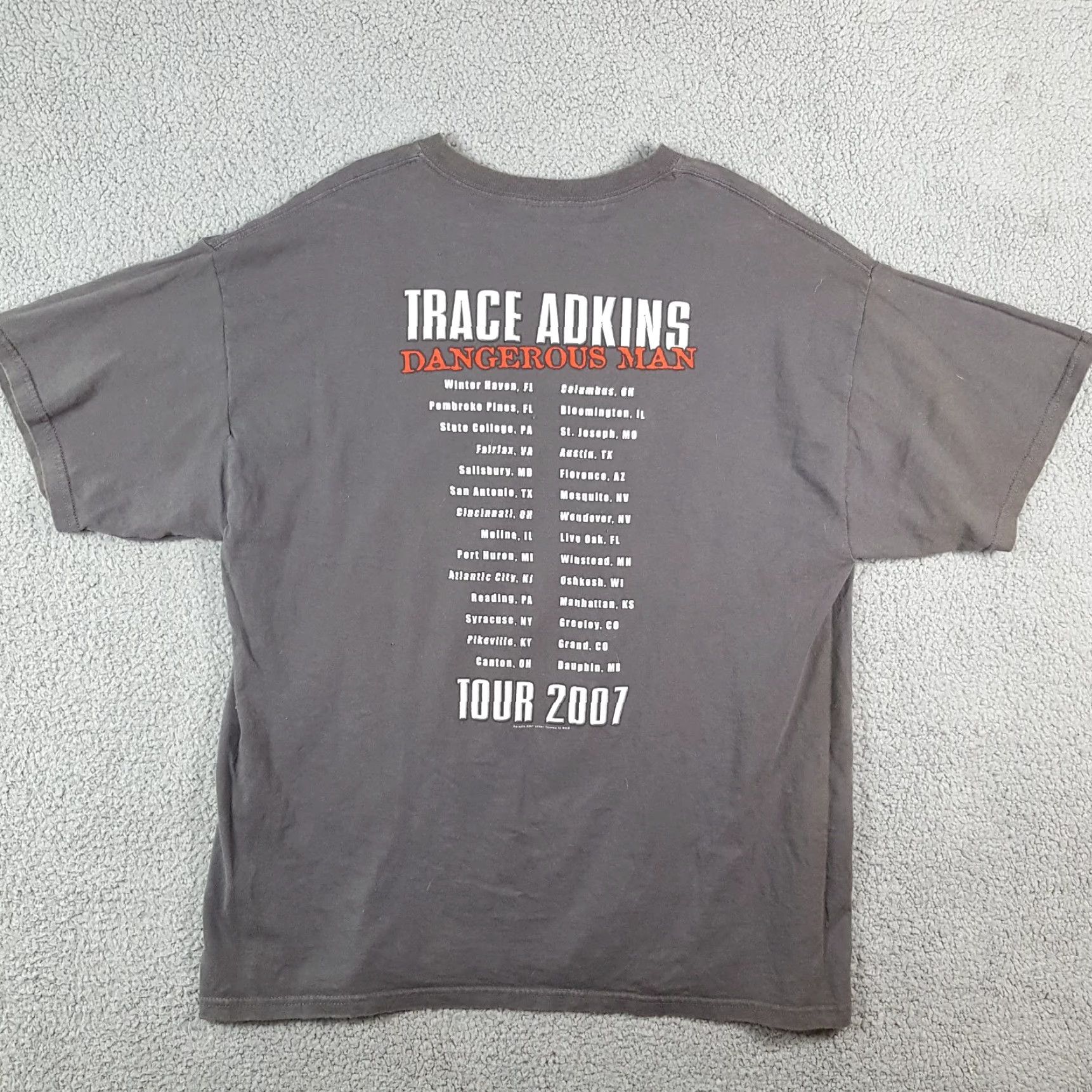 Gildan VINTAGE Trace Adkins Dangerous Man Tour T Shirt 90s Grunge Cotton XL Gray Mens Vintage Tour Logo Embroidered Power Band Shirt Size US XL / EU 56 / 4 - 4 Thumbnail