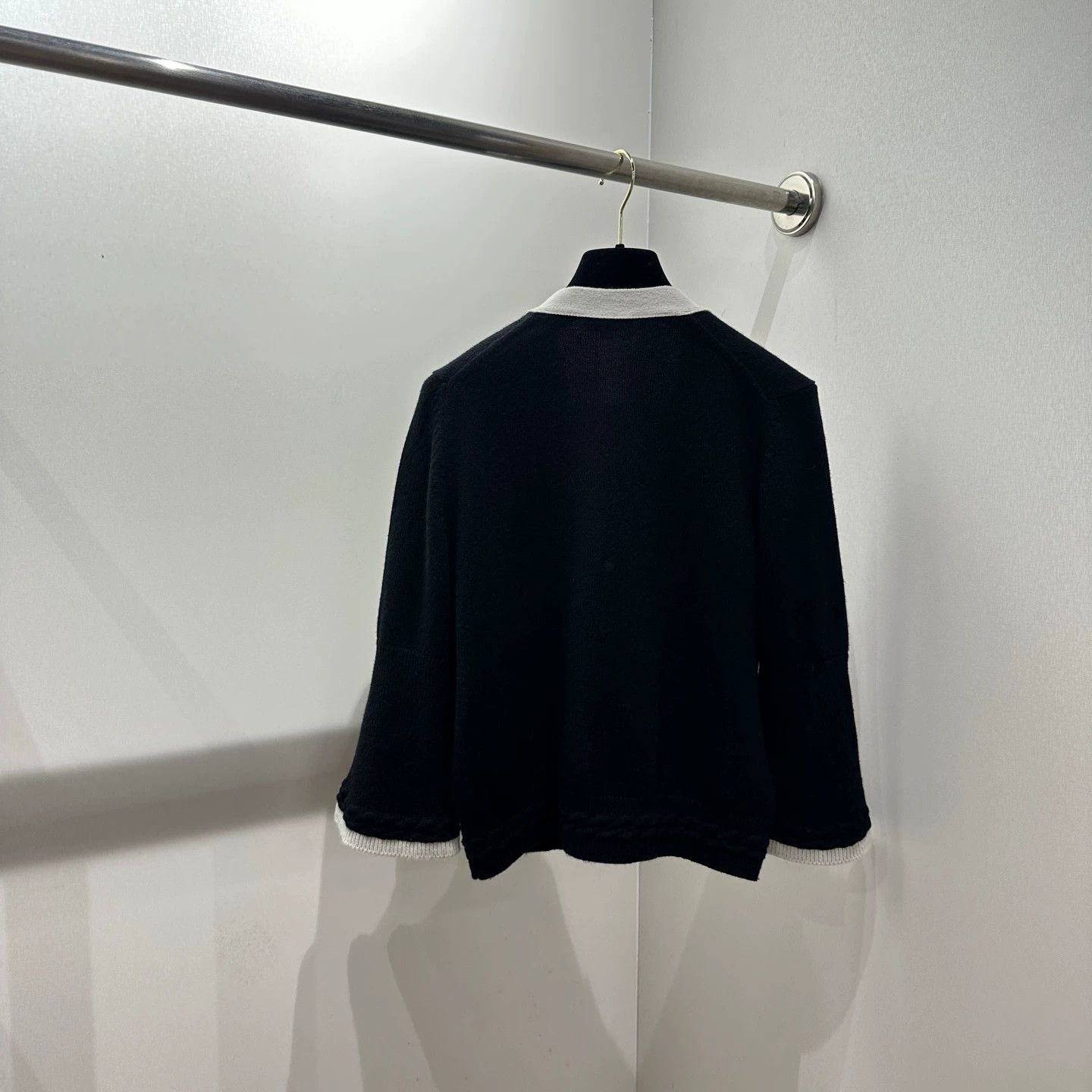 Chanel Chanel 24 Cruise V-neck Cashmere Cardigan 36 Size XS / US 0-2 / IT 36-38 - 2 Thumbnail
